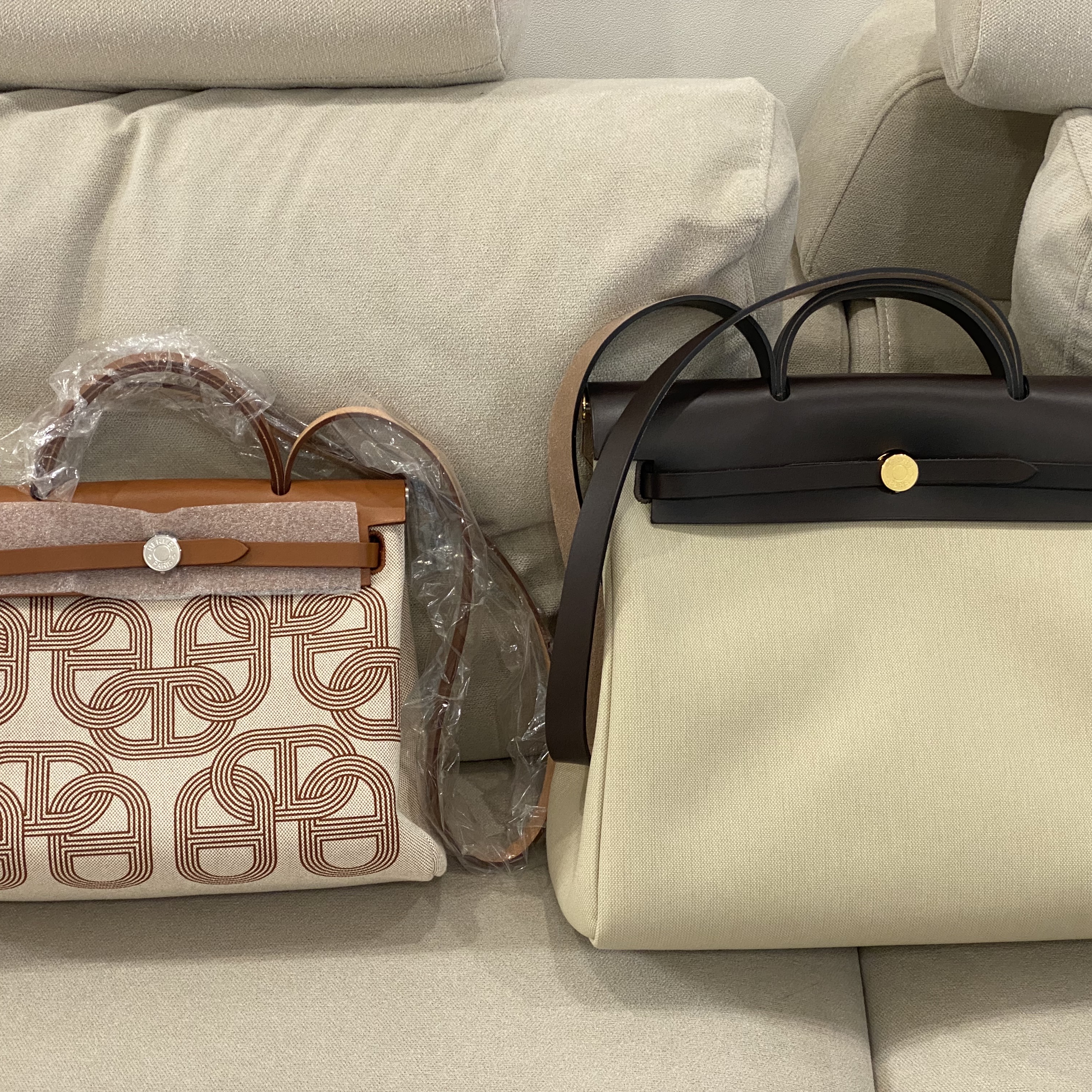 Hermes Herbag Zip 31 Bag H Plume Canvas & Palladium Gris Meyer Ecru Beige Nature 착용 스타일 - 2