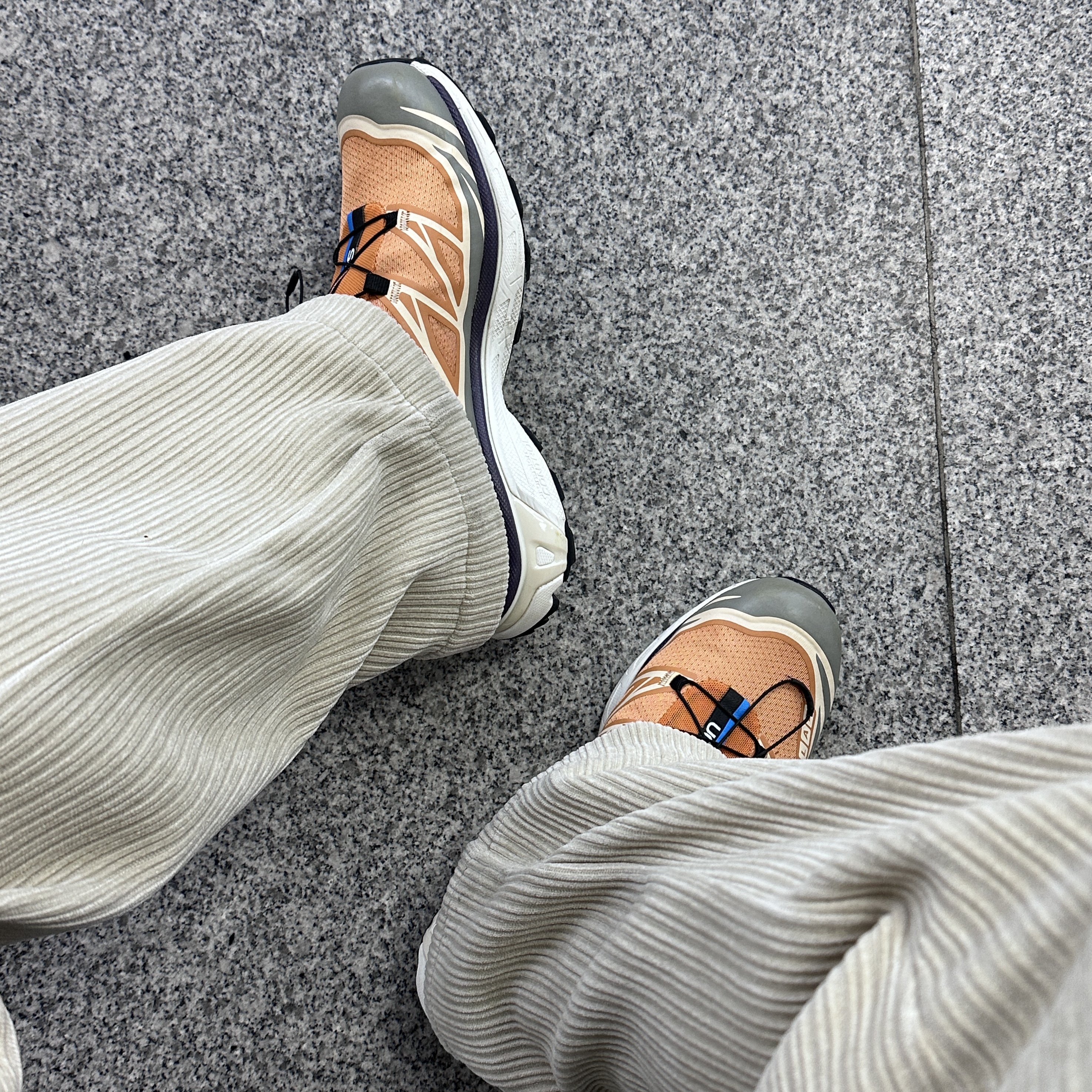 Salomon XT-6 Apricot Buff 착용 스타일