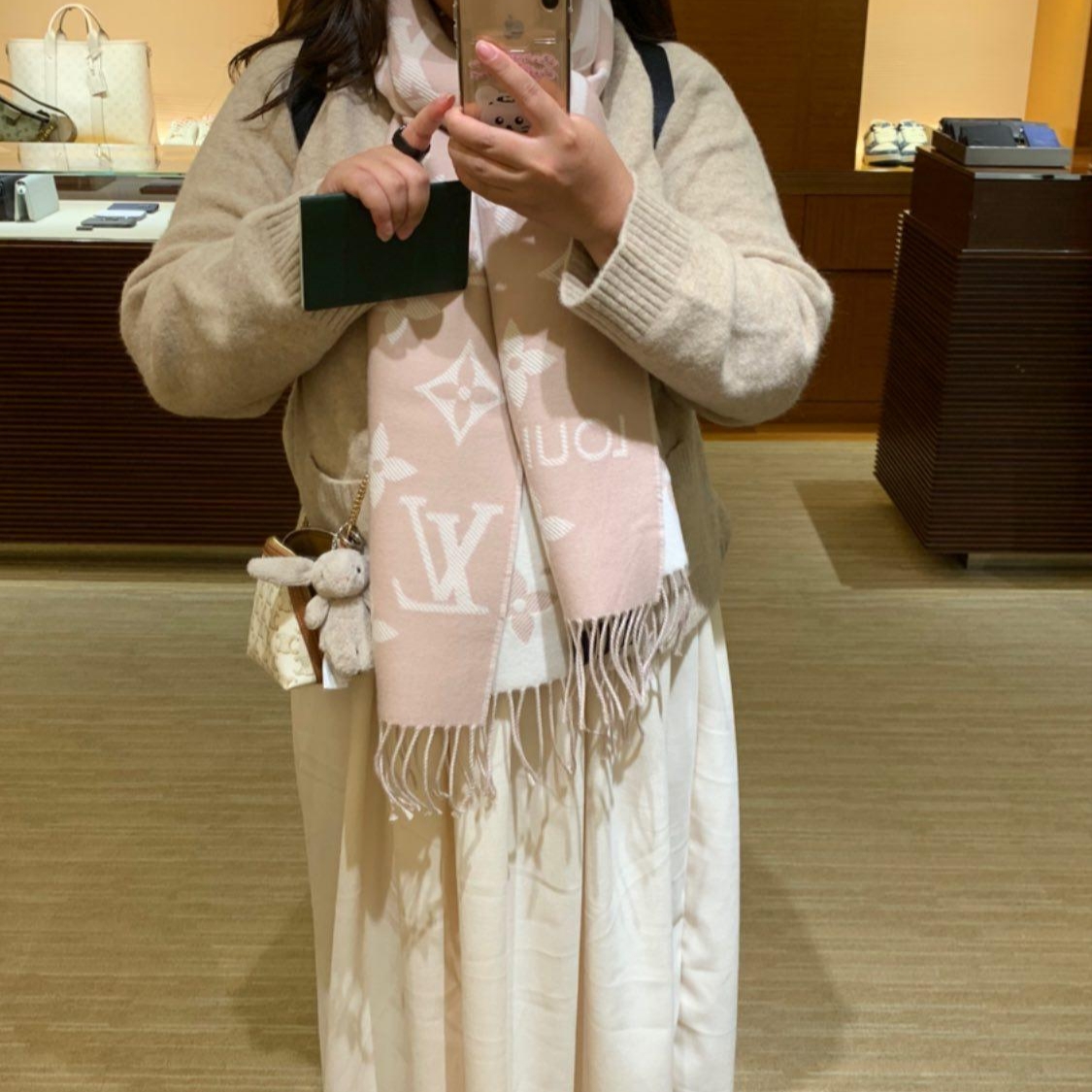 Louis Vuitton LV Essential Muffler Beige Rose 착용 스타일