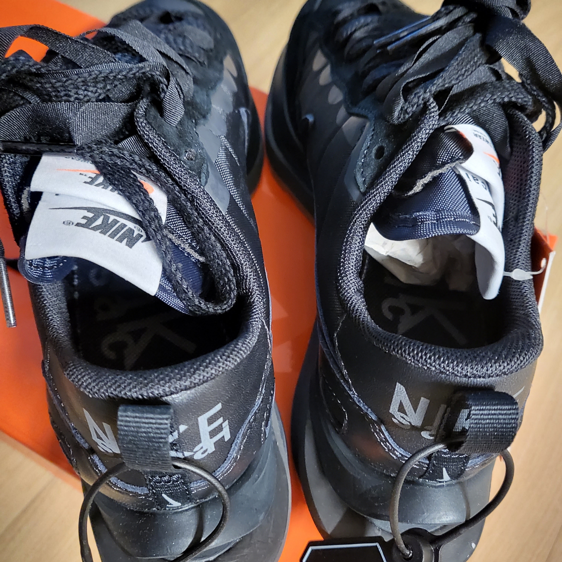Nike x Sacai VaporWaffle Black and Gum 착용 스타일 - 2