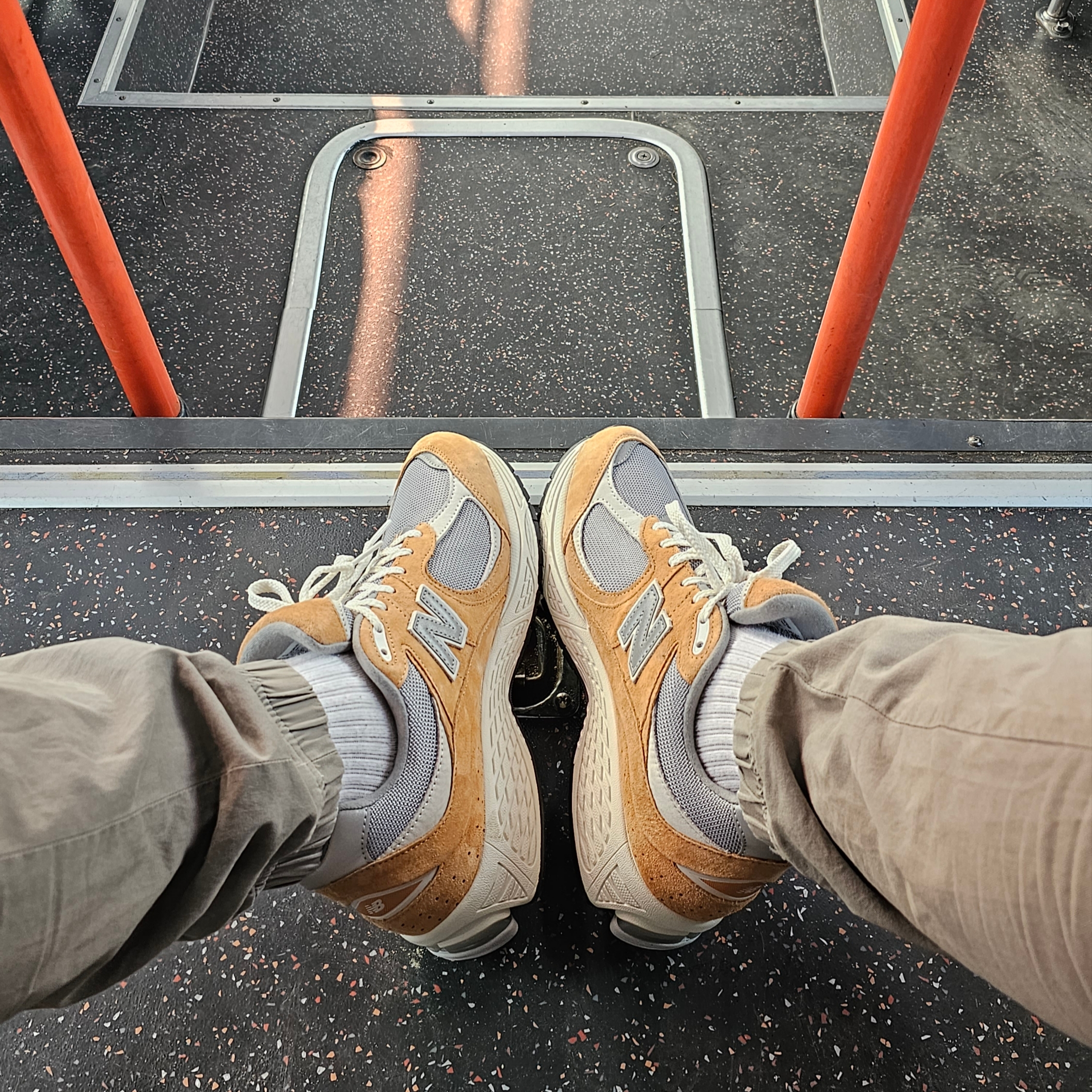 New Balance 2002R Special Vintage Beige 착용 스타일 - 1
