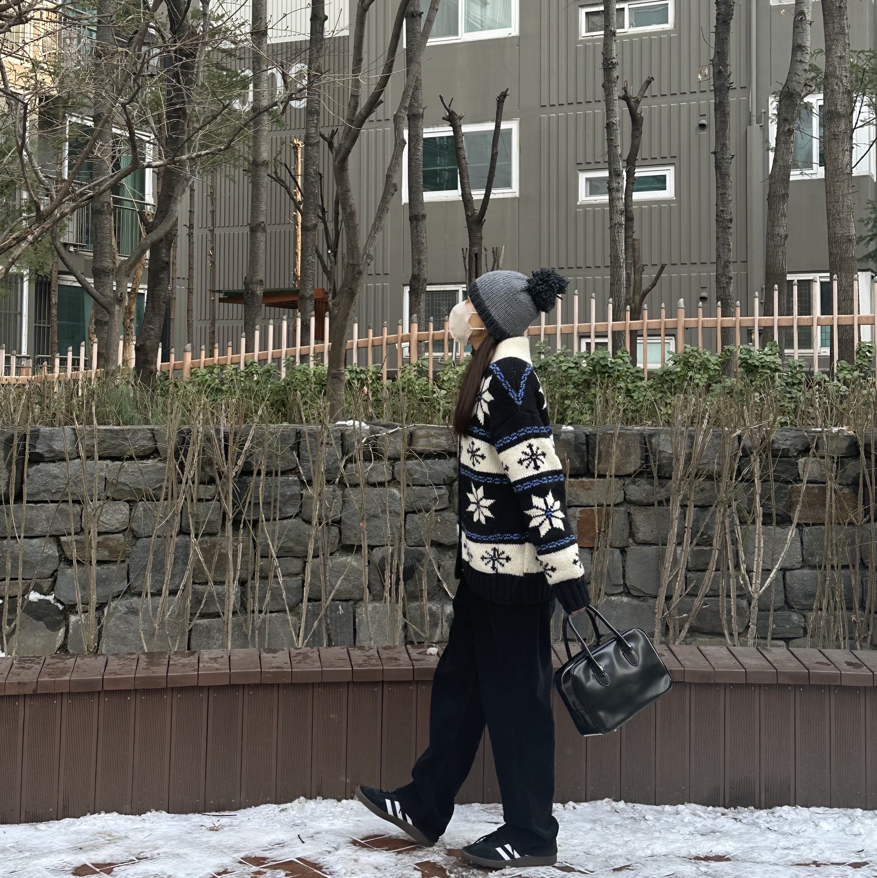 Adidas Spezial Handball Core Black, Greenbutter Women Snowflake Alpaca Cowichan Cardigan Black 착용 스타일 - 3