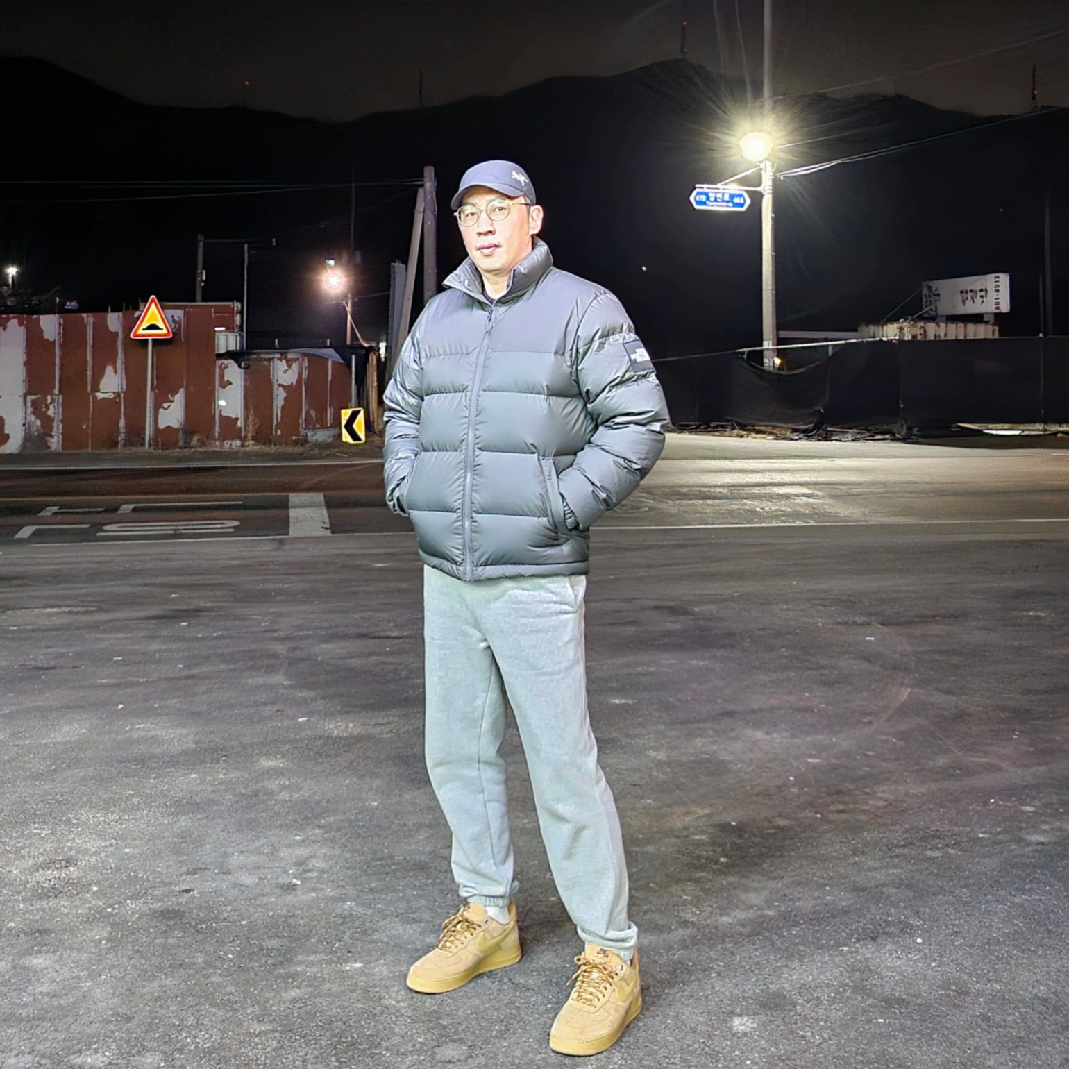 The North Face 1992 Nuptse Jacket Charcoal, Nike Air Force 1 '07 WB Flax 착용 스타일 - 1