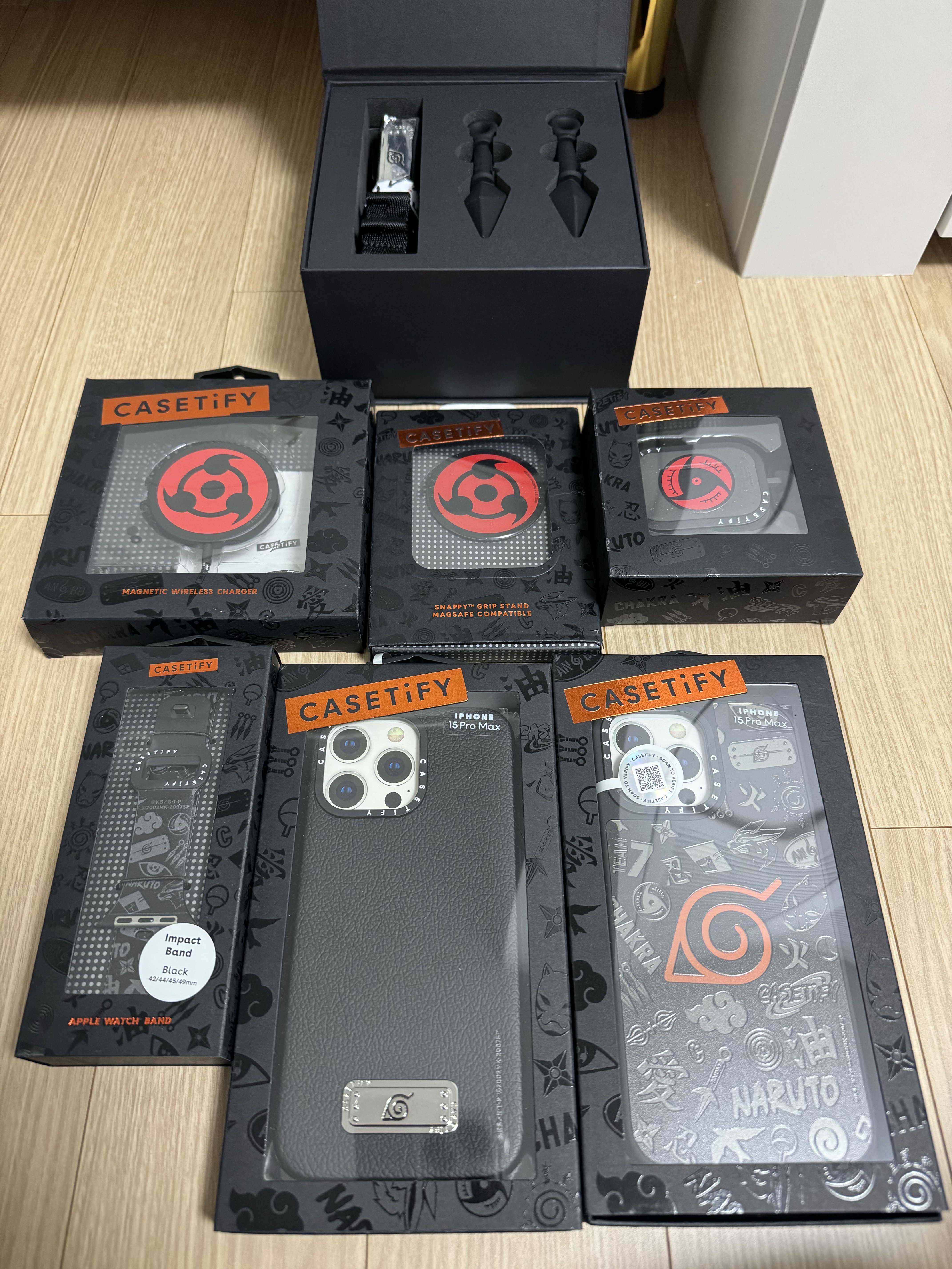 Casetify x Naruto Konoha iphone Case Black, Casetify x Naruto Utility Crossbody Lanyard Black 착용 스타일 - 2