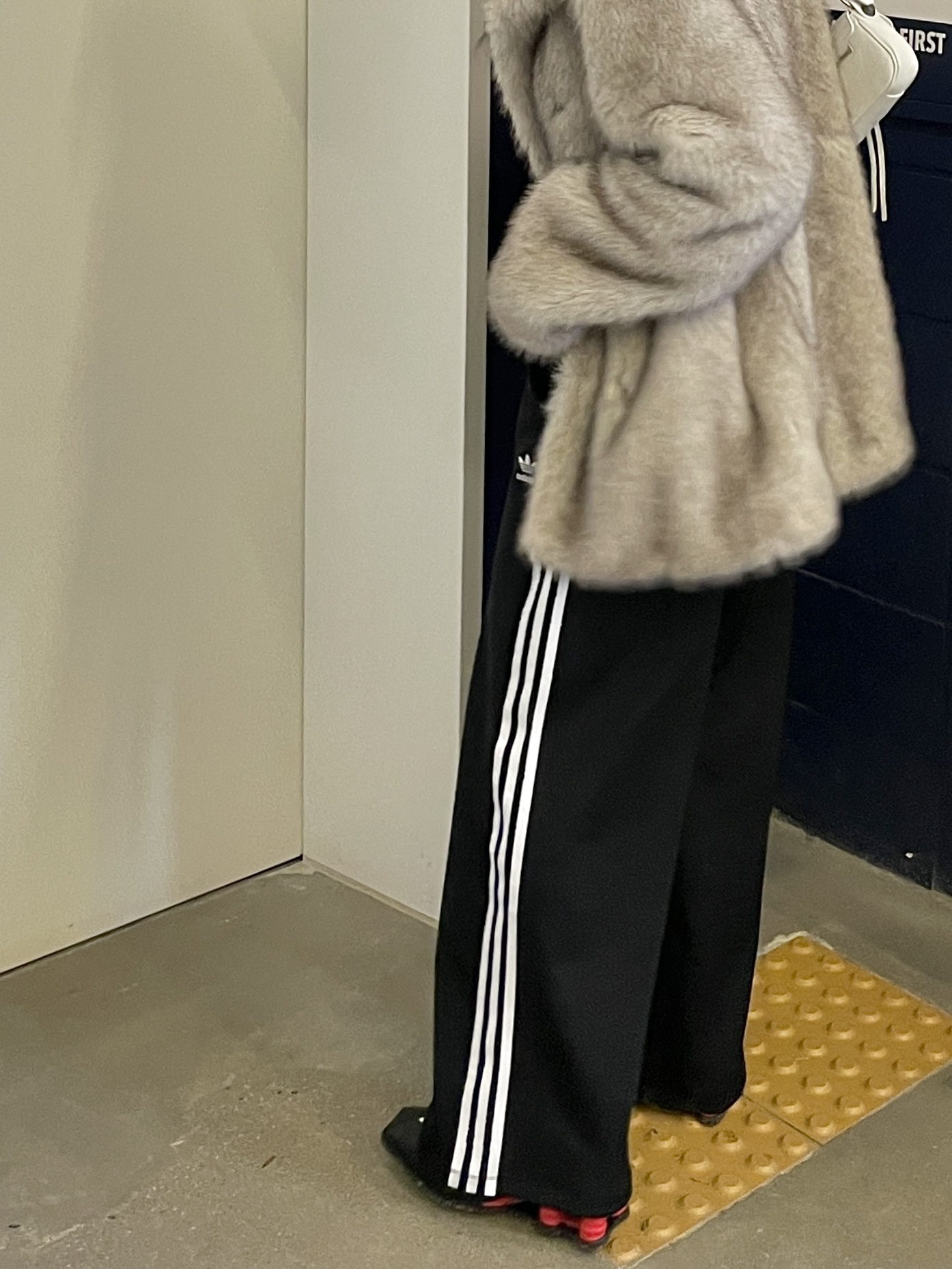 Nike x Martine Rose Shox MR4 Black, Balenciaga Le Cagole XS Sling Bag White 착용 스타일 - 2