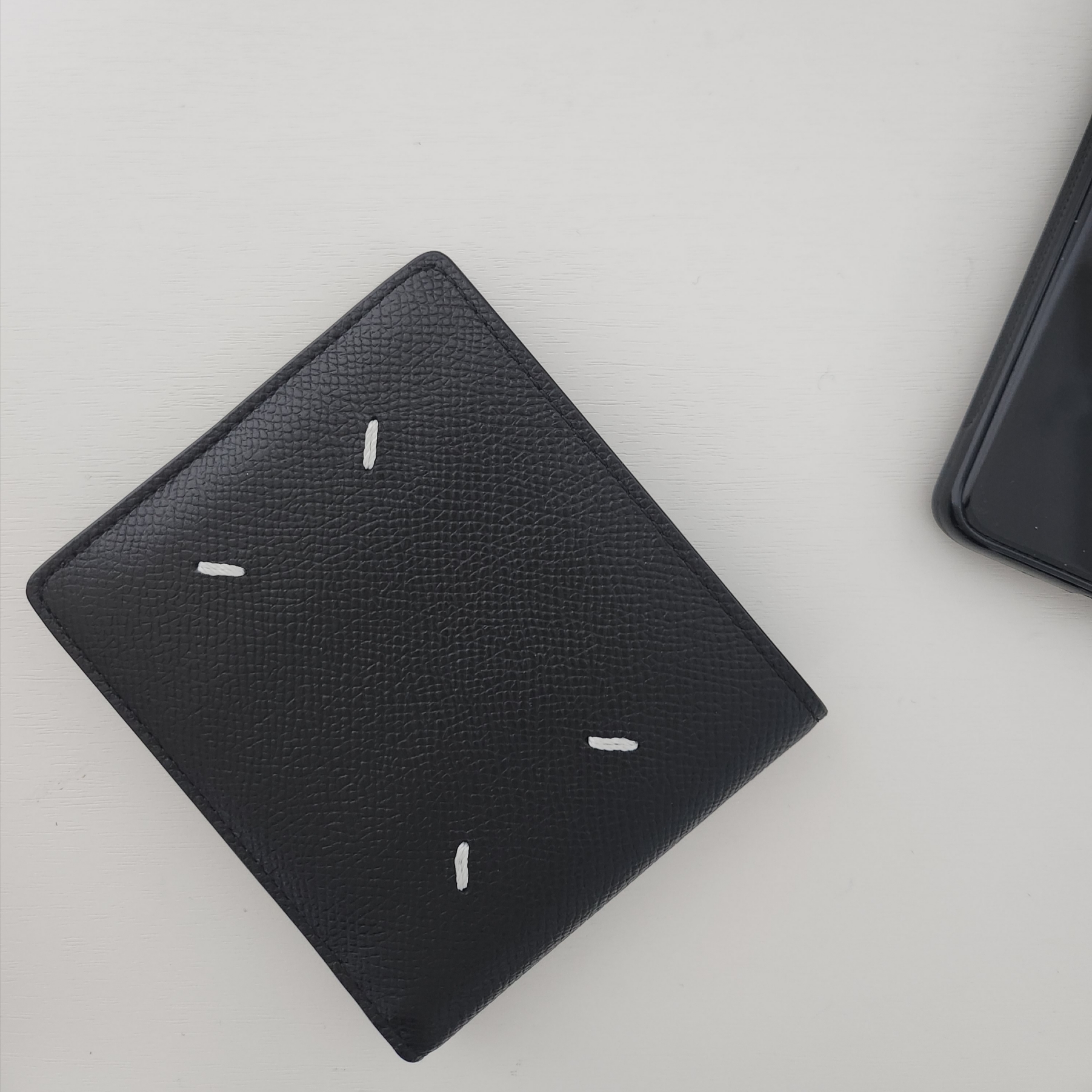 Maison Margiela Bovine Leather Bi-Fold Wallet Black 착용 스타일