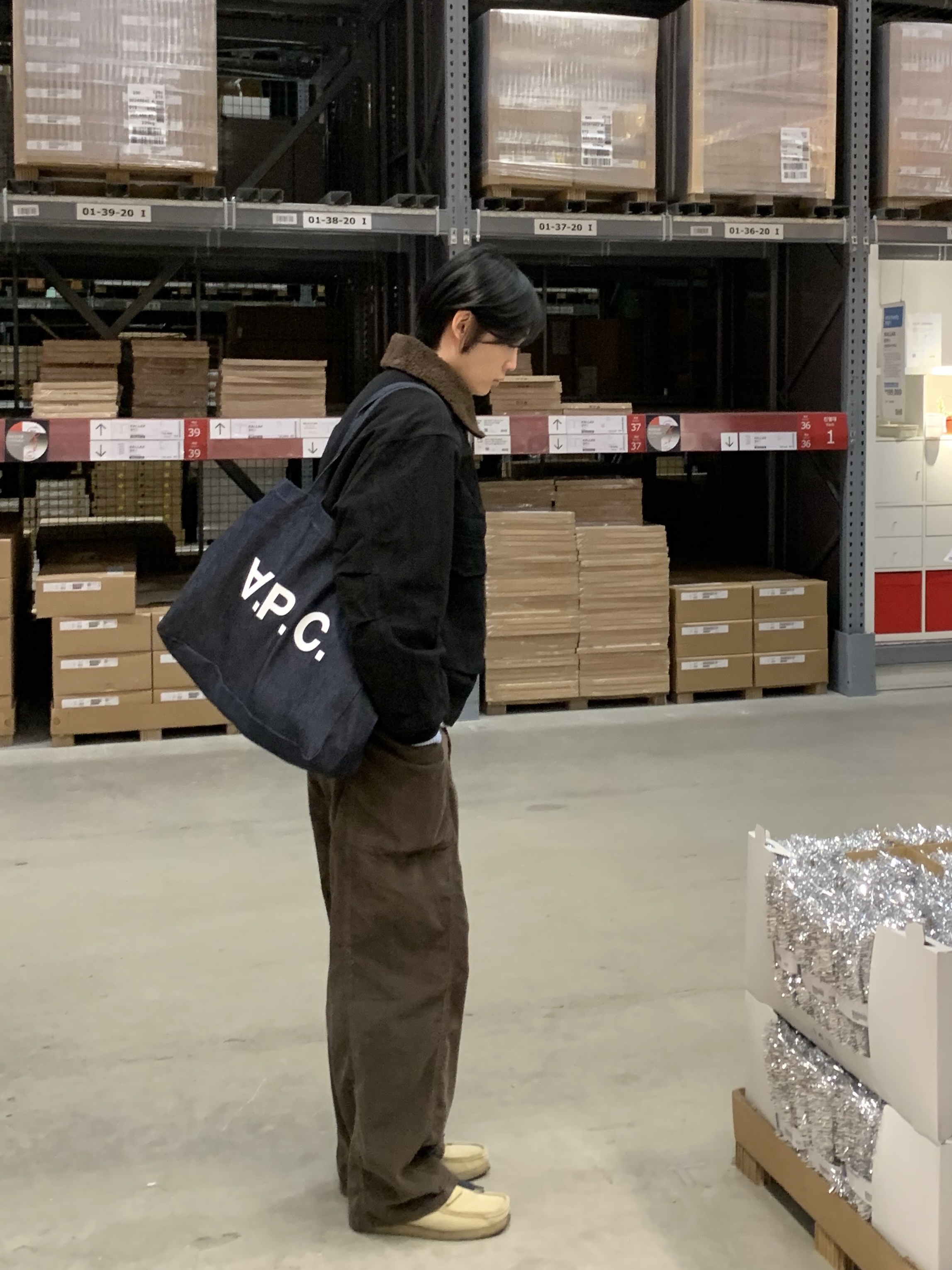 A.P.C. Daniela Shopping Bag Indigo, Clarks Wallabee Maple Suede 착용 스타일 - 1