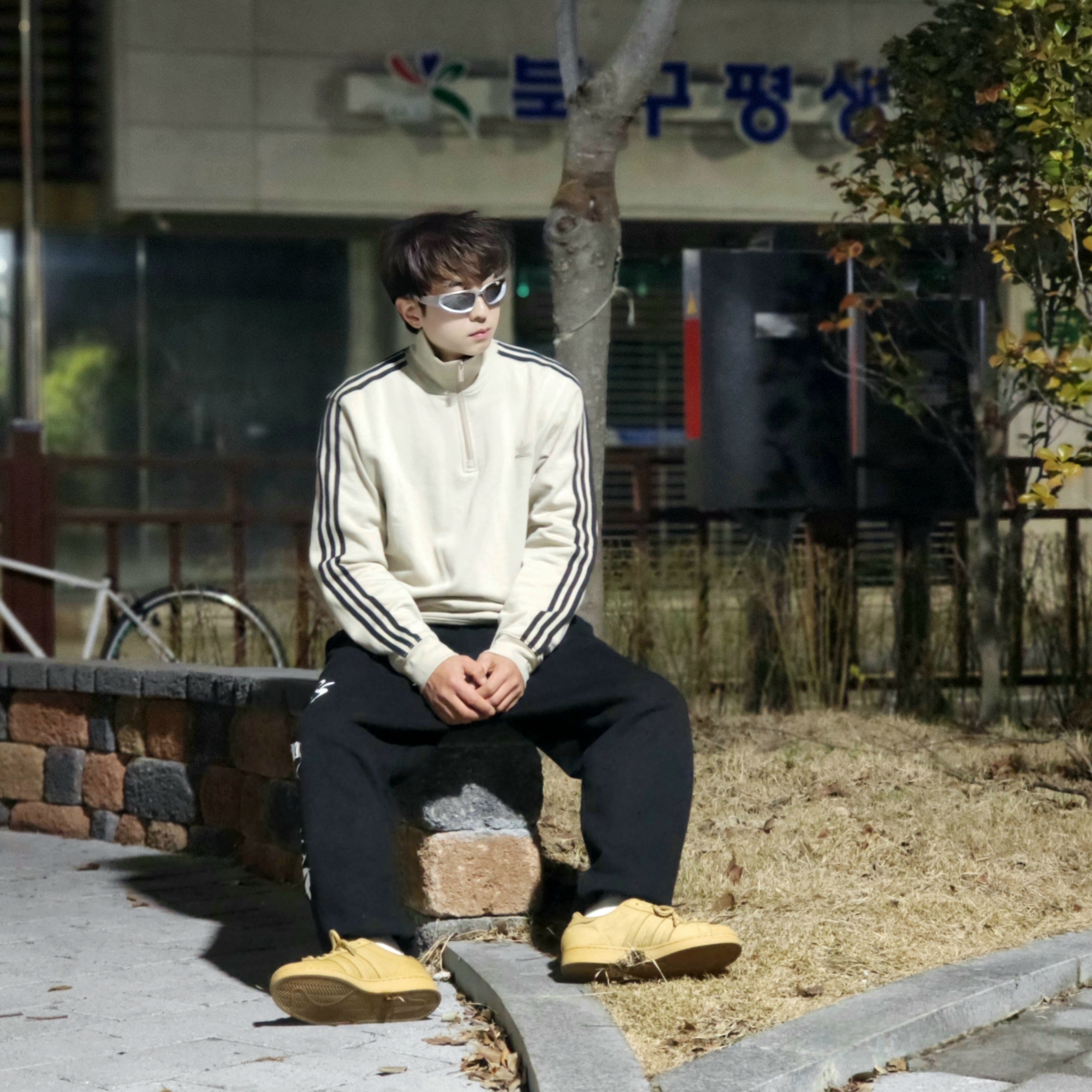 Adidas Superstar Golden Beige 착용 스타일 - 2