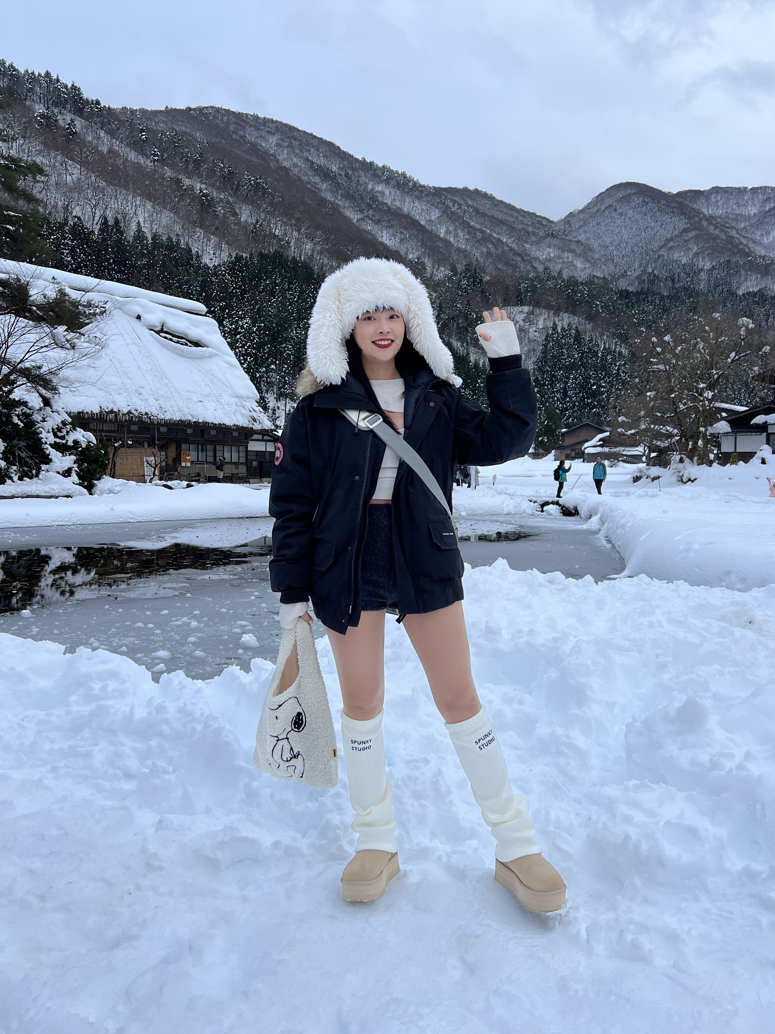 (W) UGG Classic Ultra Mini Platform Mustard Seed, Canada Goose Chilliwack Bomber Black 착용 스타일 - 7