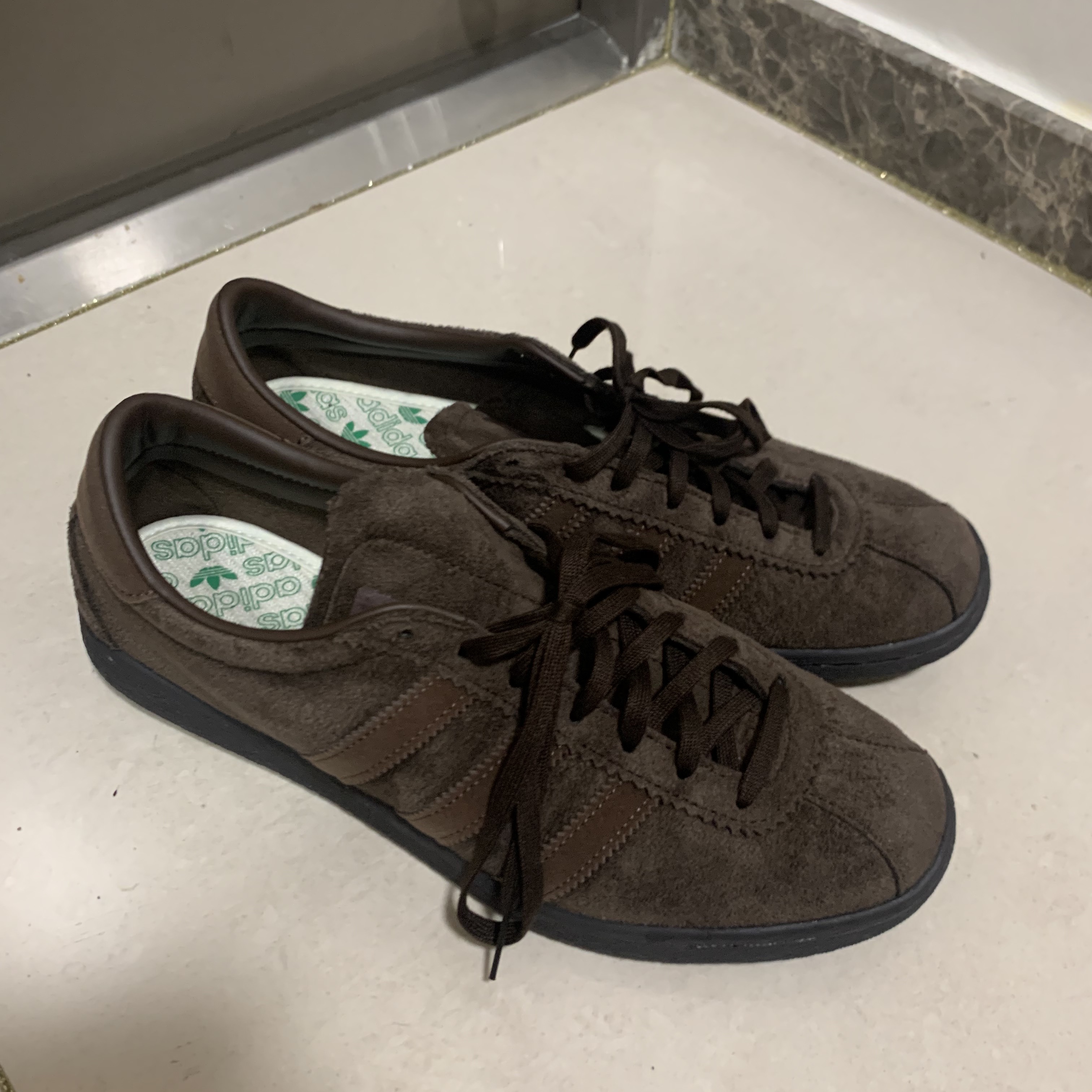 Adidas Tobacco Gruen Dark Brown 착용 스타일