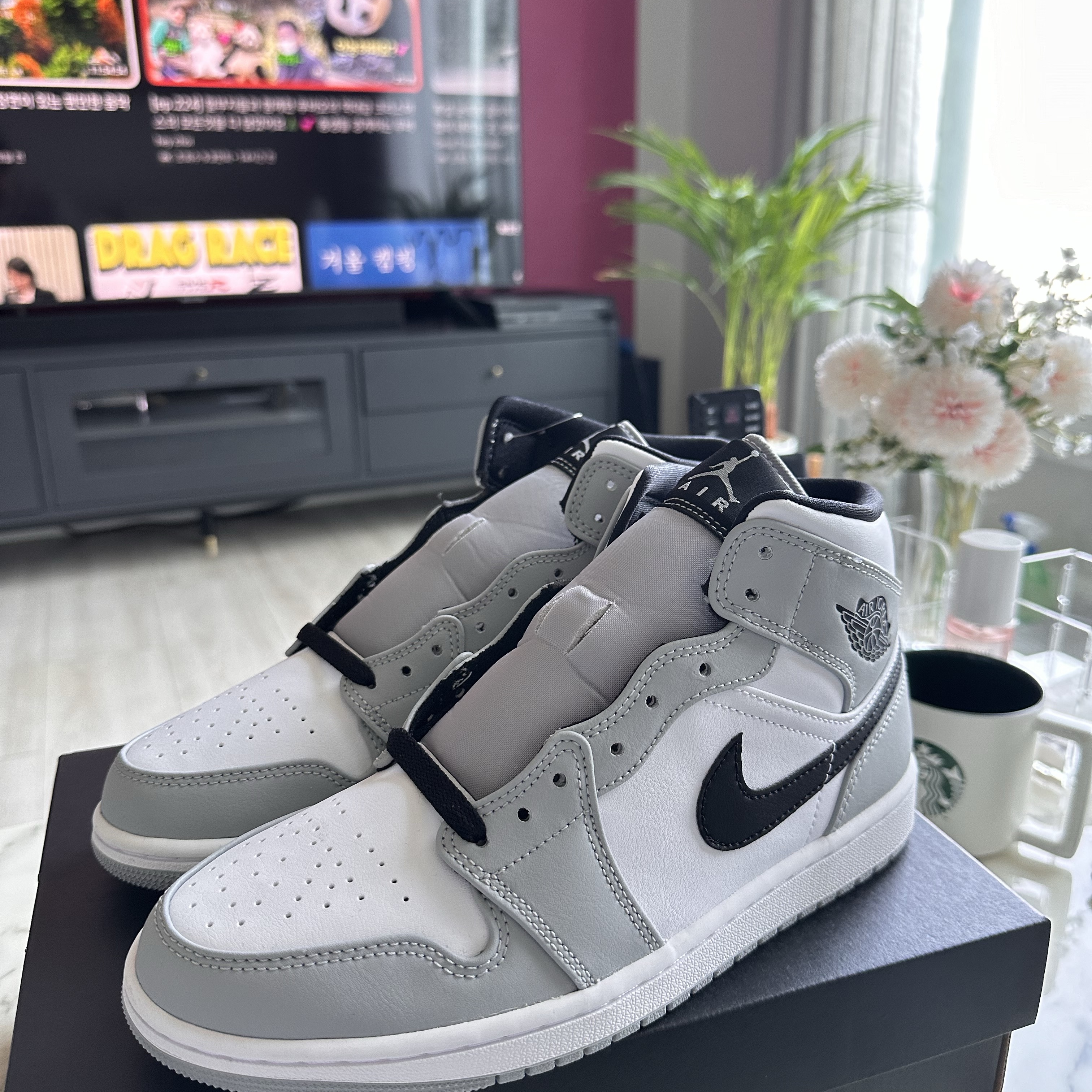 Jordan 1 Mid Light Smoke Grey 착용 스타일 - 3