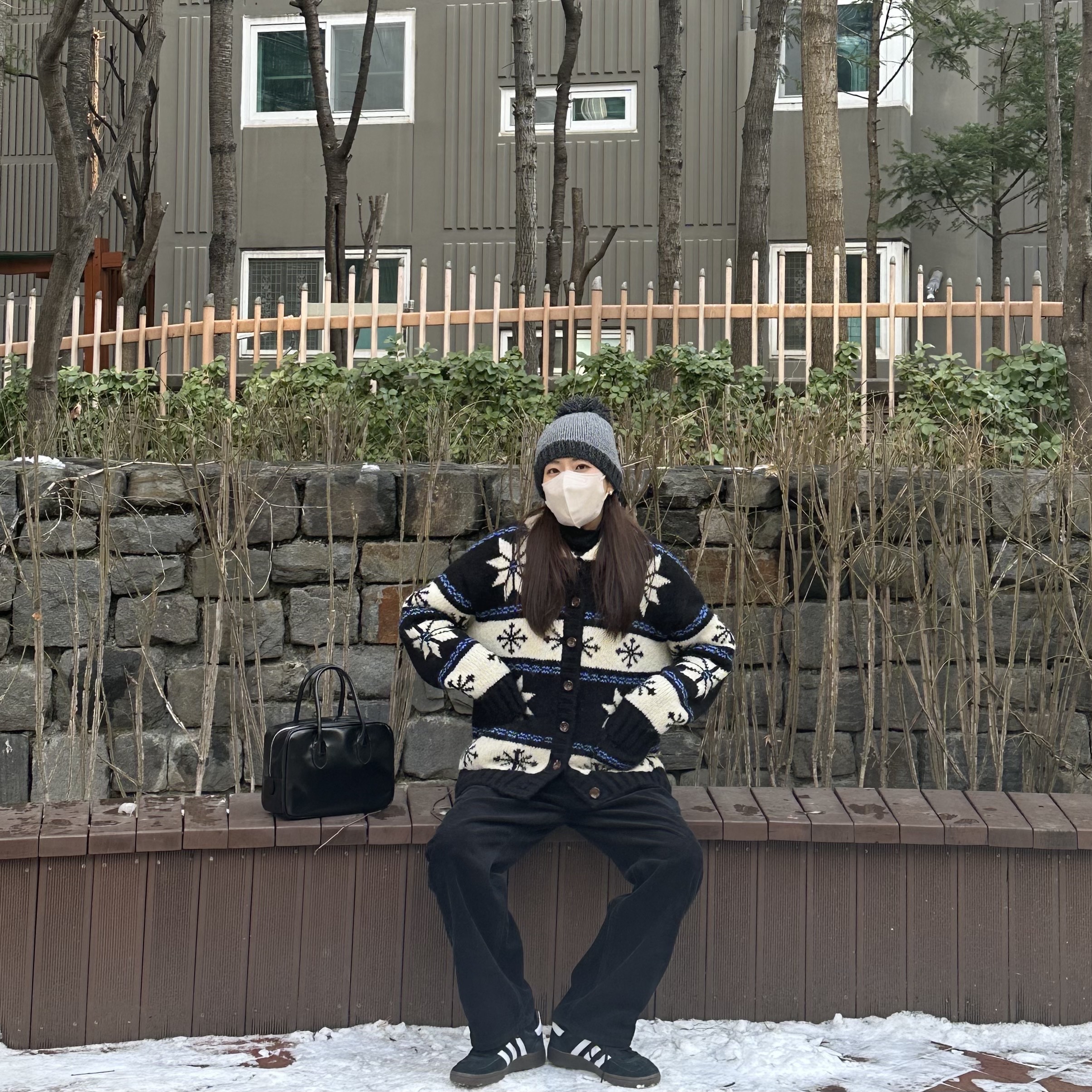 Adidas Spezial Handball Core Black, Greenbutter Women Snowflake Alpaca Cowichan Cardigan Black 착용 스타일 - 1