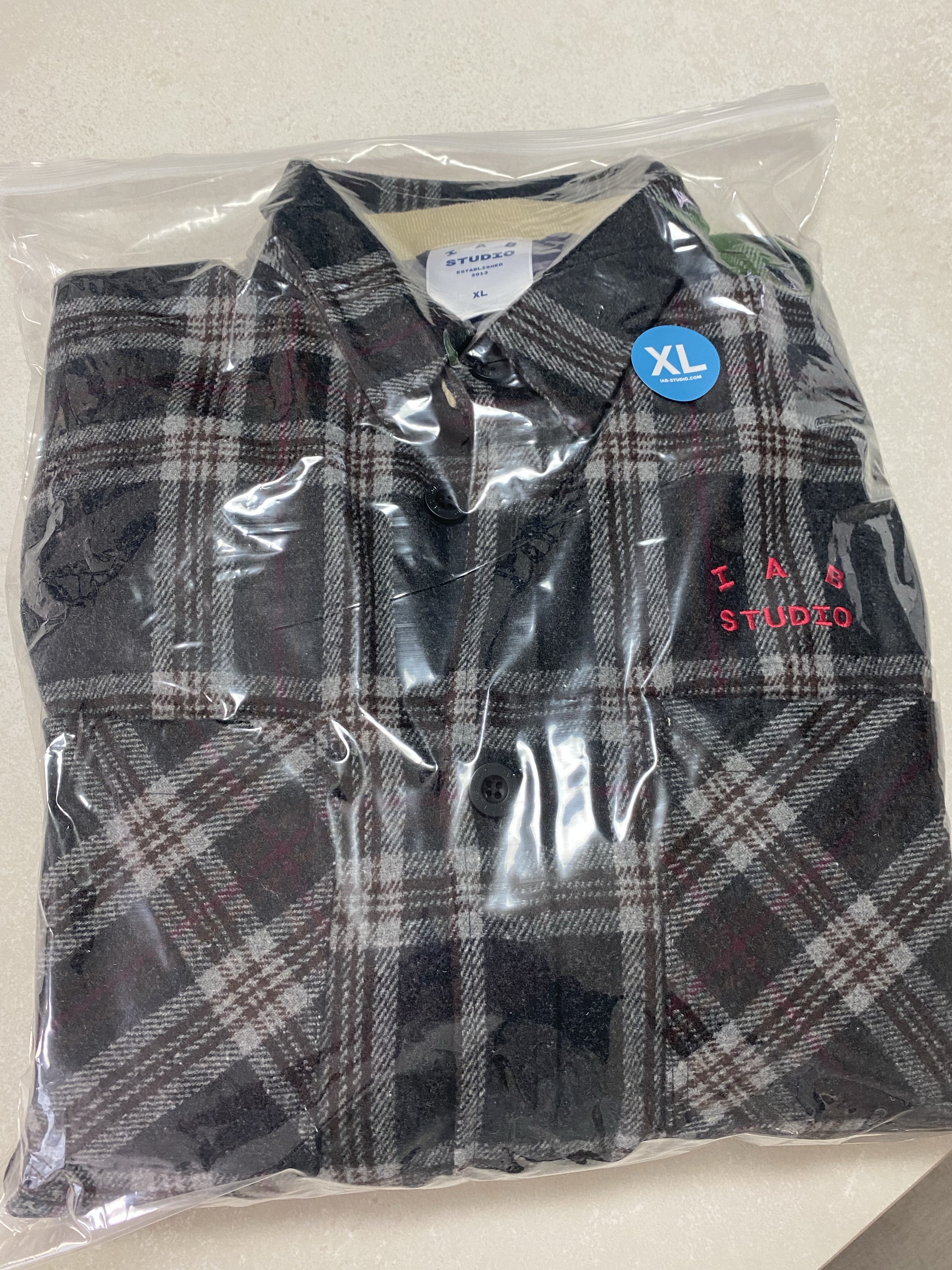 IAB Studio Check Shirt Jacket Gray Red 착용 스타일