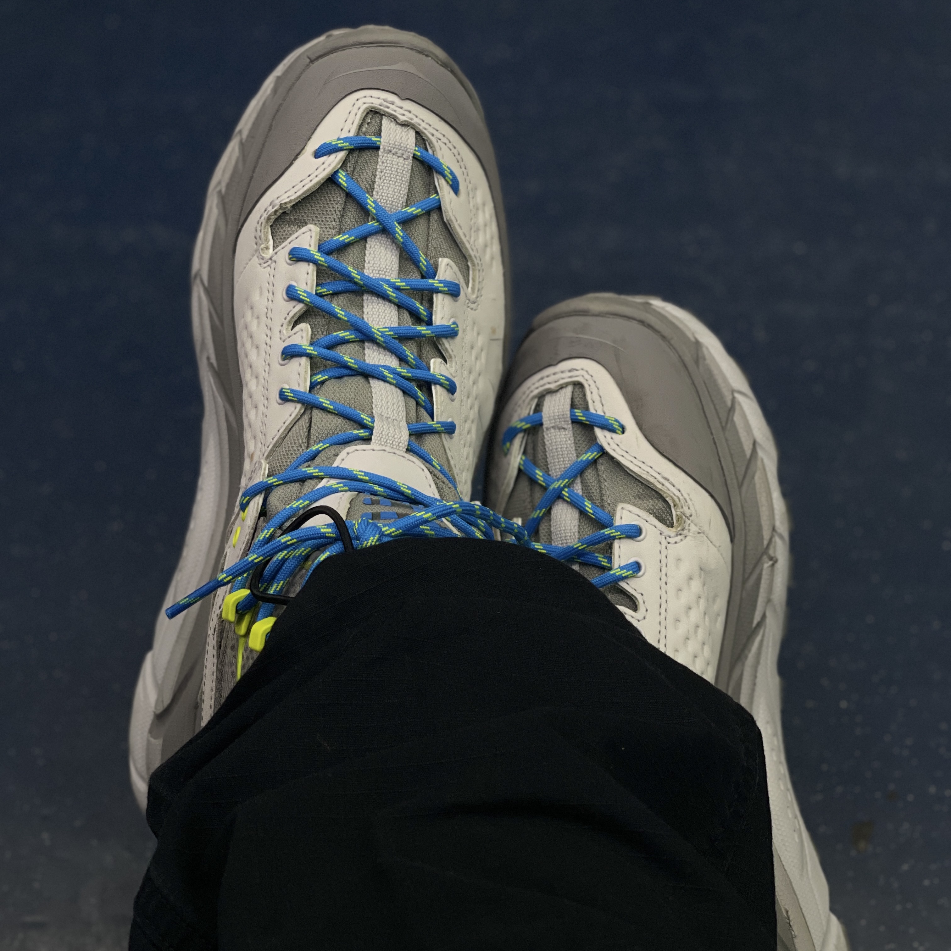 Hoka Tor Ultra High Lunar Rock Diva Blue 착용 스타일