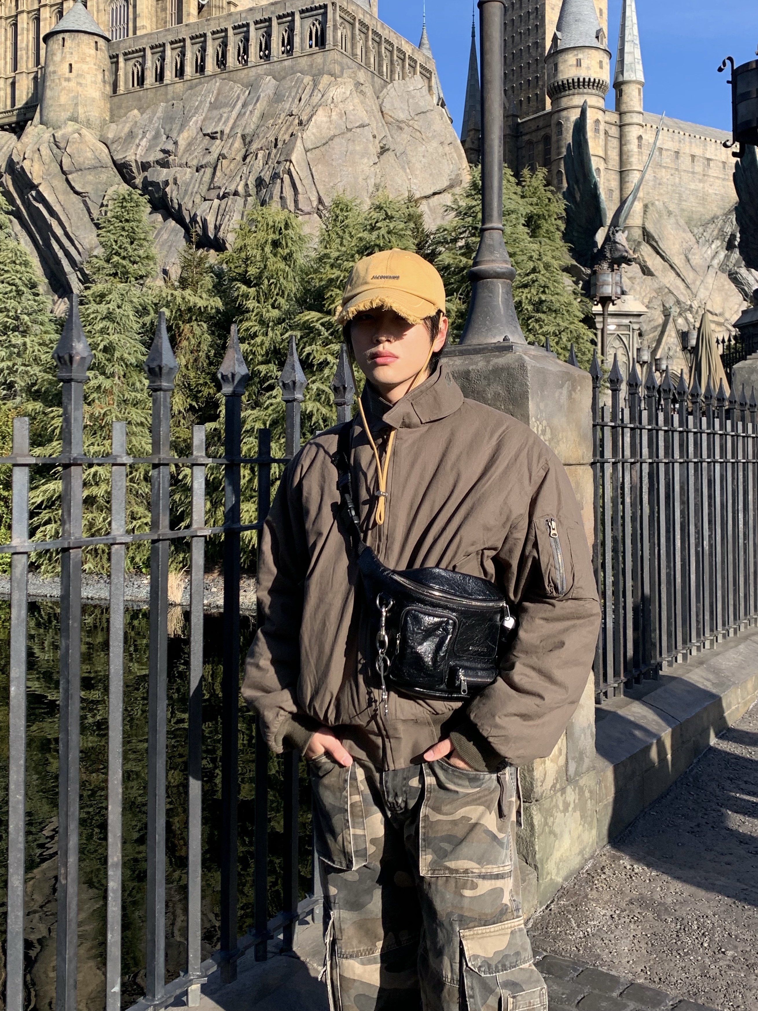 Balenciaga Superbusy Beltpack Black, Jacquemus La Casquette Artichaut Fringe Baseball Cap Beige 착용 스타일 - 2