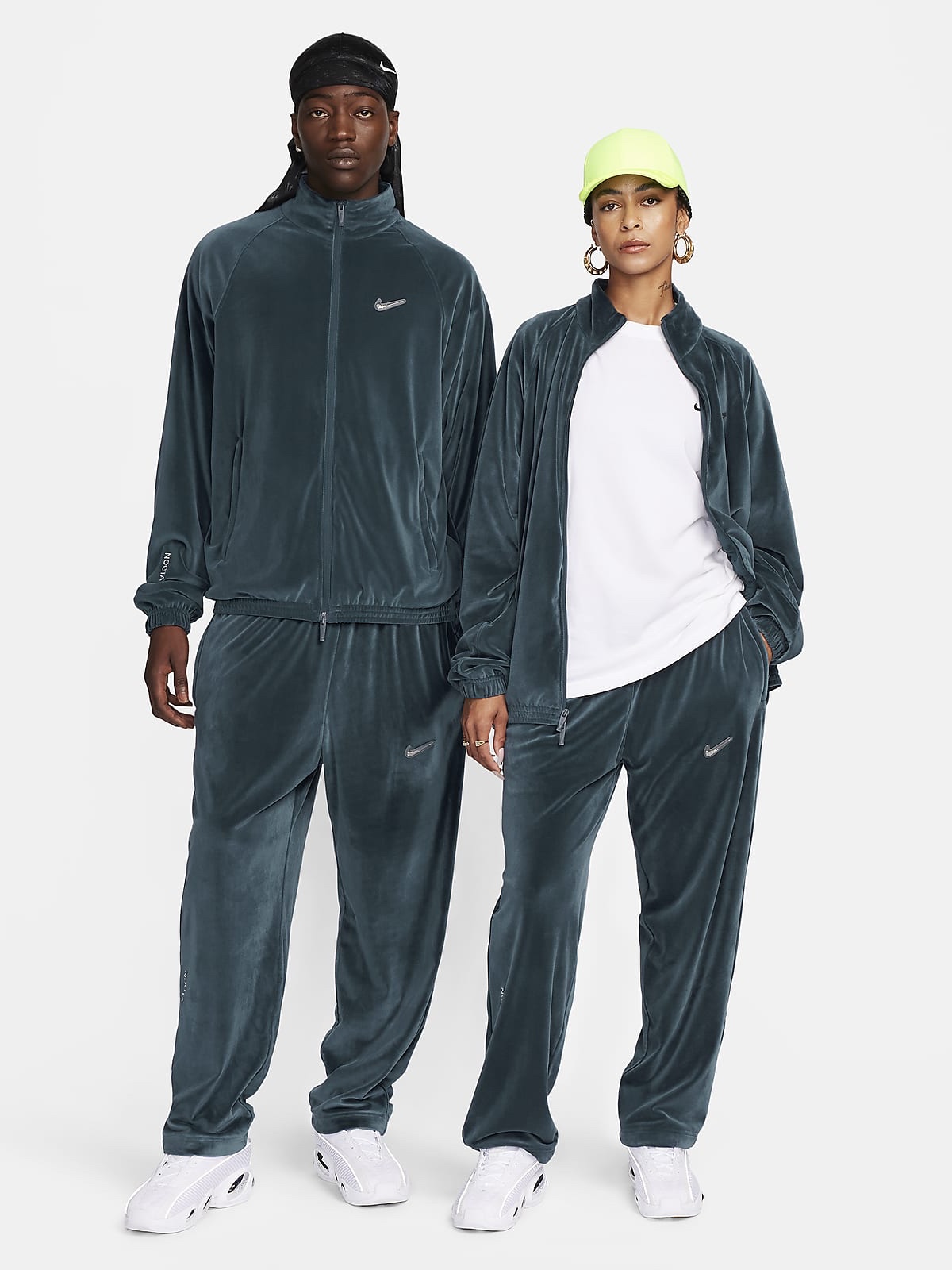 Nike x Drake Nocta Travel Jacket Armory Navy, Nike x Drake Nocta Glide Triple White 착용 스타일 - 1