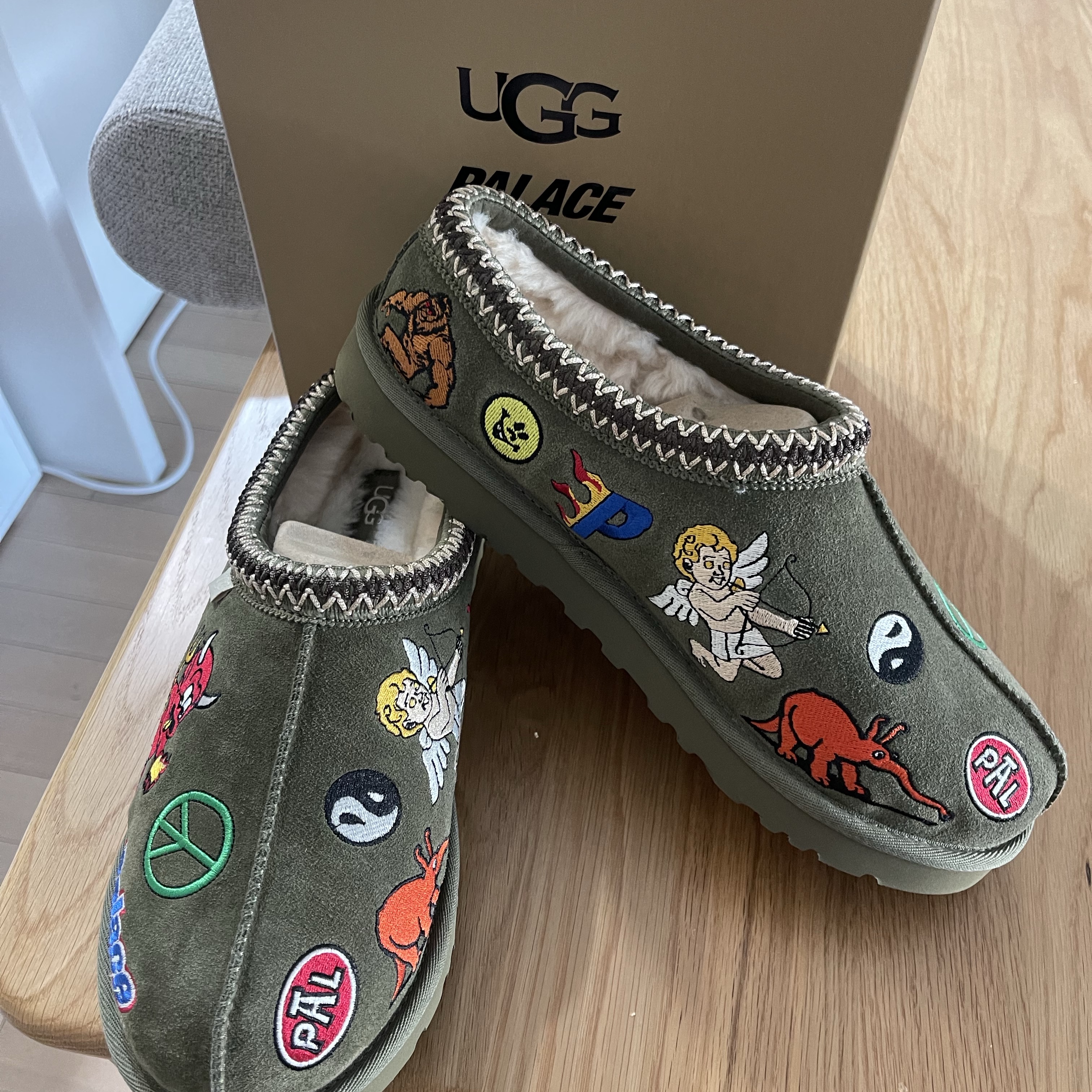 UGG x Palace Tasman Slipper Burnt Olive 착용 스타일