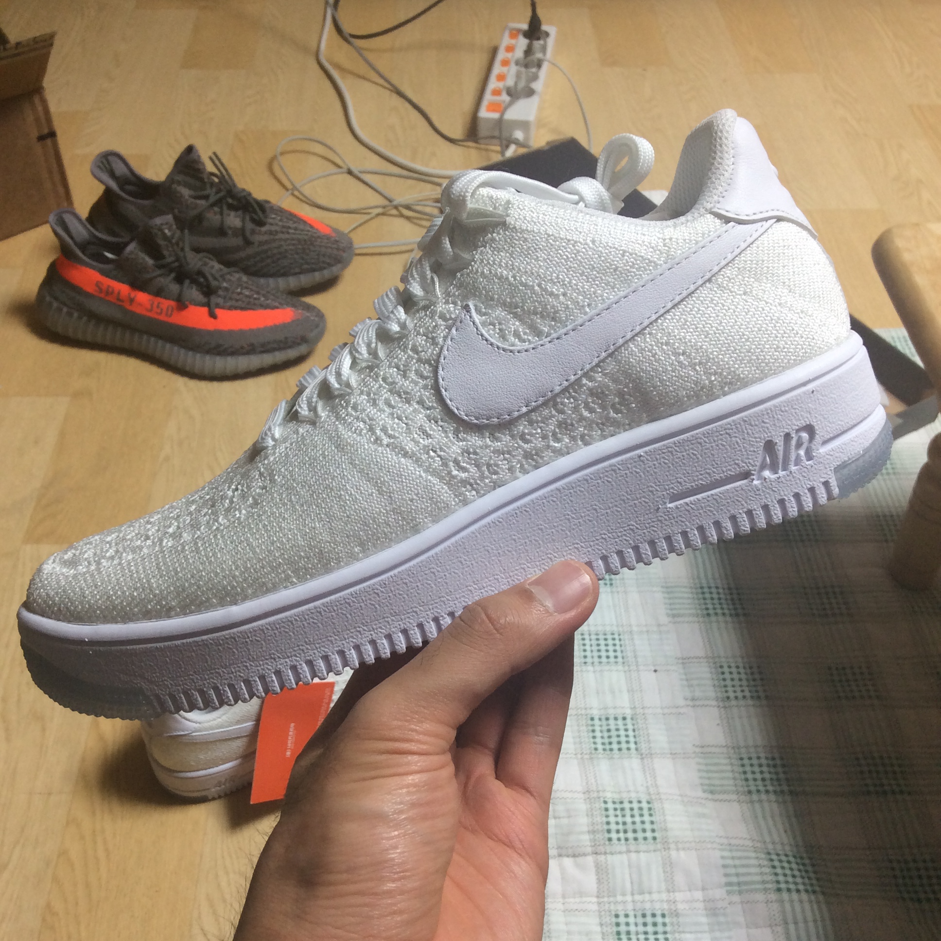 Nike Air Force 1 Crater Flyknit Next Nature Triple White, Adidas Yeezy Boost 350 V2 Beluga 착용 스타일