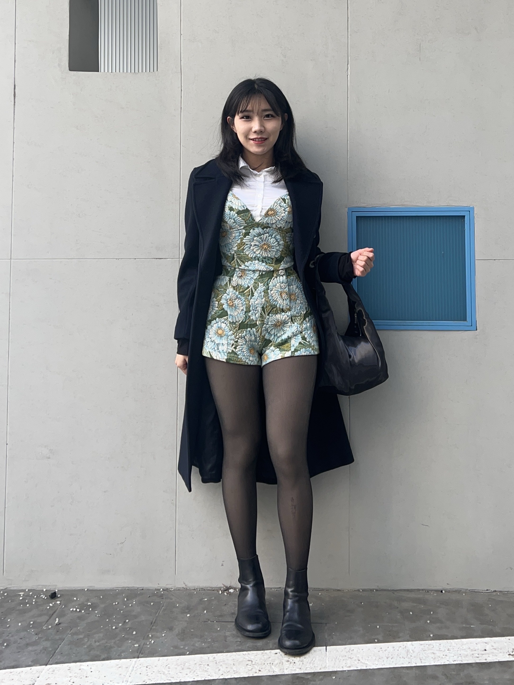 COS Mini High-Shine Shoulder Bag Navy 착용 스타일 - 4