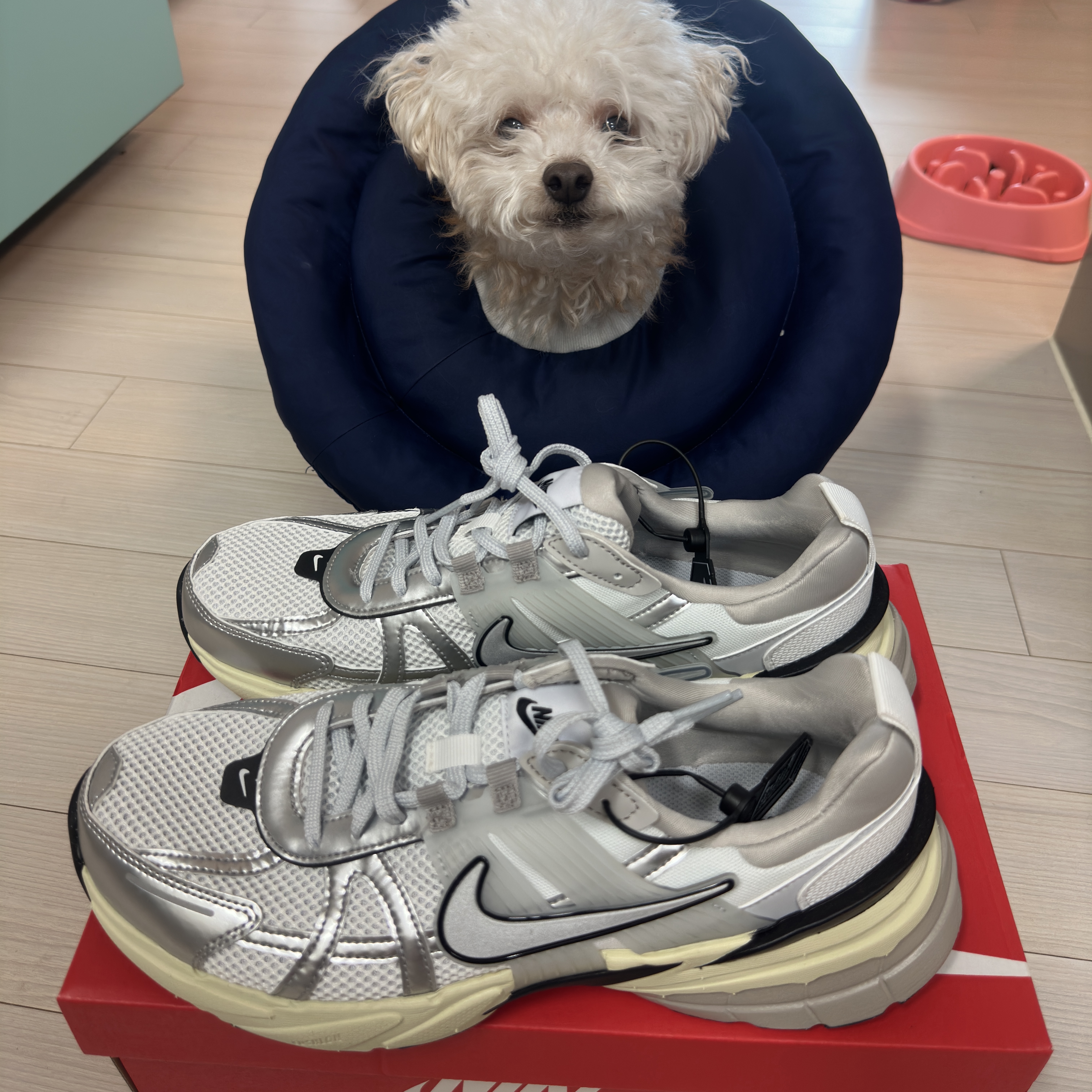 나이키 V2K 런 서밋 화이트 메탈릭 실버 착용 스타일