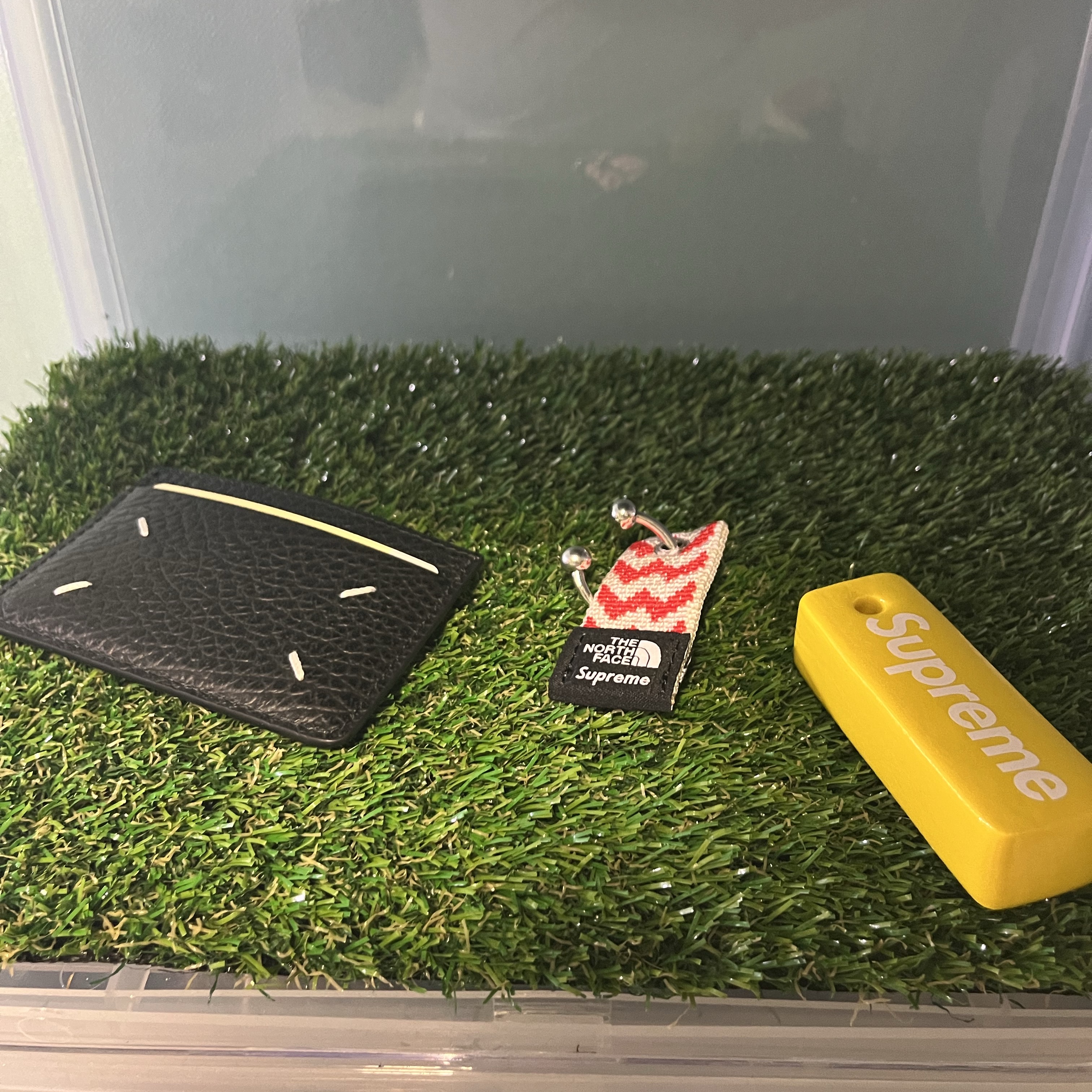 Supreme Floating Keychain Yellow - 23FW, Maison Margiela Four Stitch Card Holder Black 착용 스타일