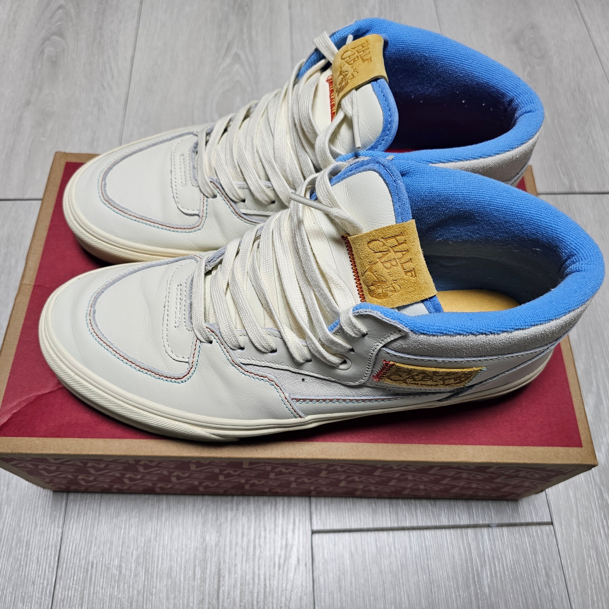 Vans x IAB Studio Half Cab Marshmallow Antique White 착용 스타일 - 1