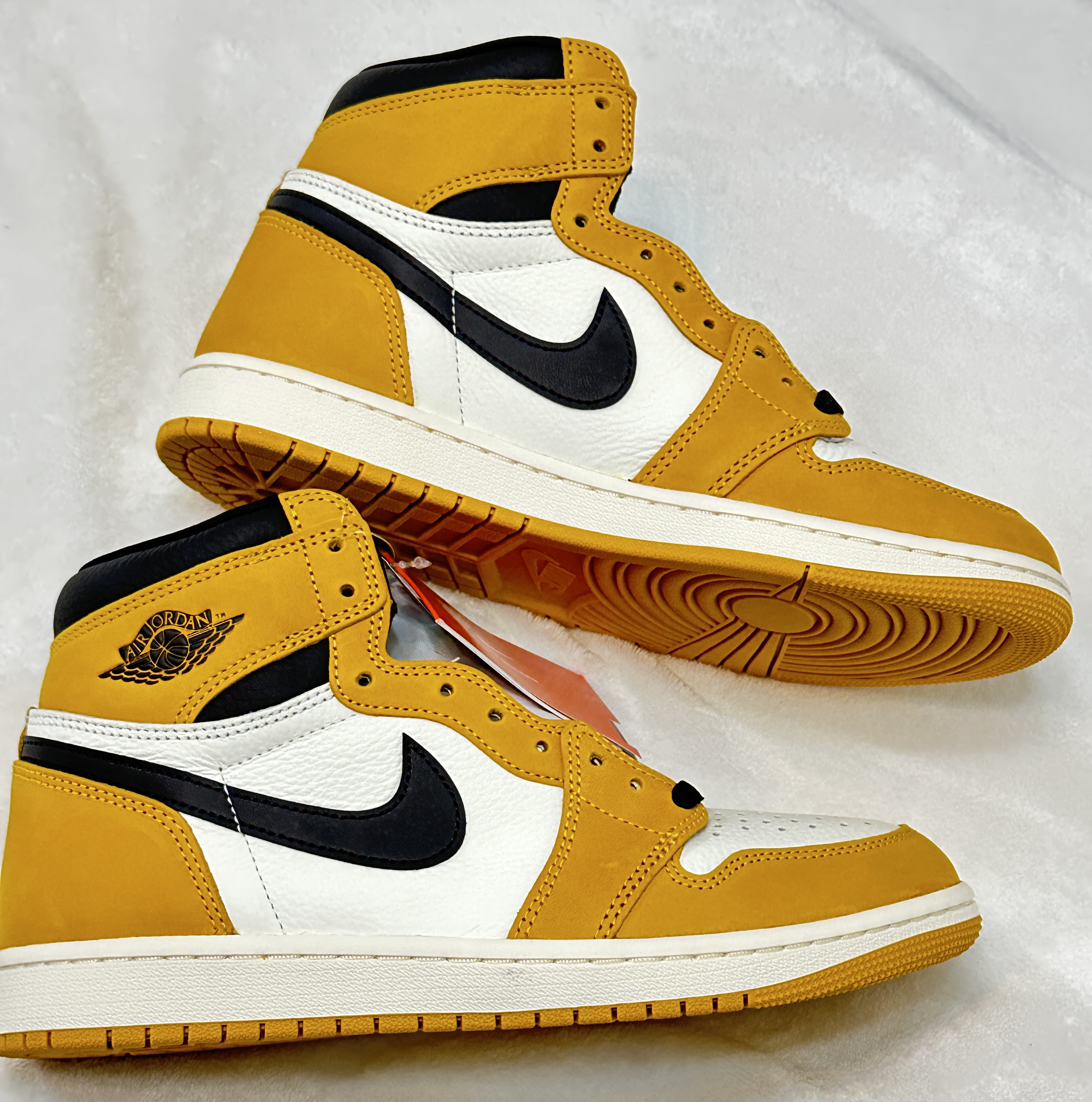 Jordan 1 Retro High OG Yellow Ochre 착용 스타일 - 1