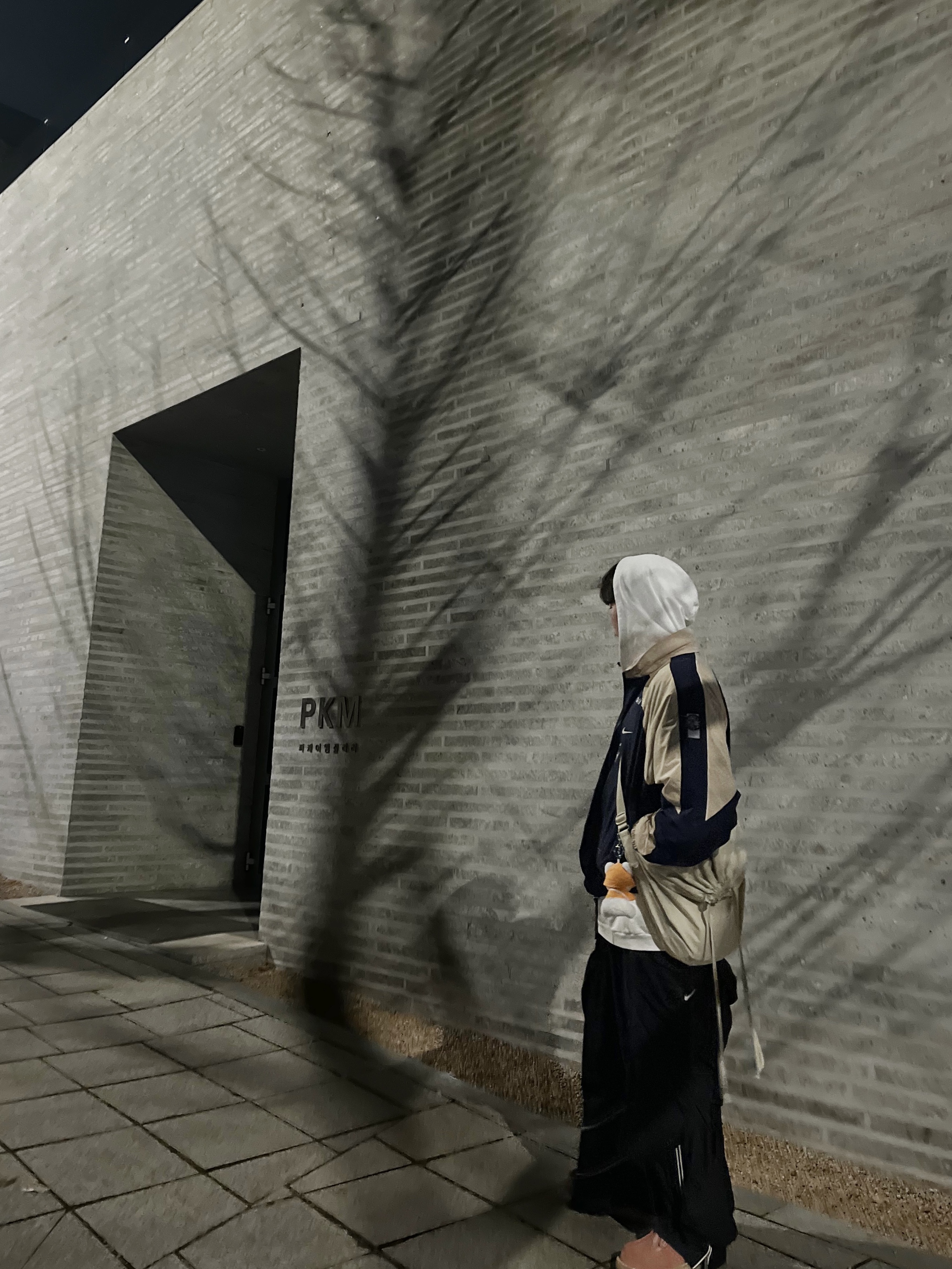 Nike x Cav Empt Track Jacket Navy, Uniqlo U Drawstring Shoulder Bag Natural 착용 스타일