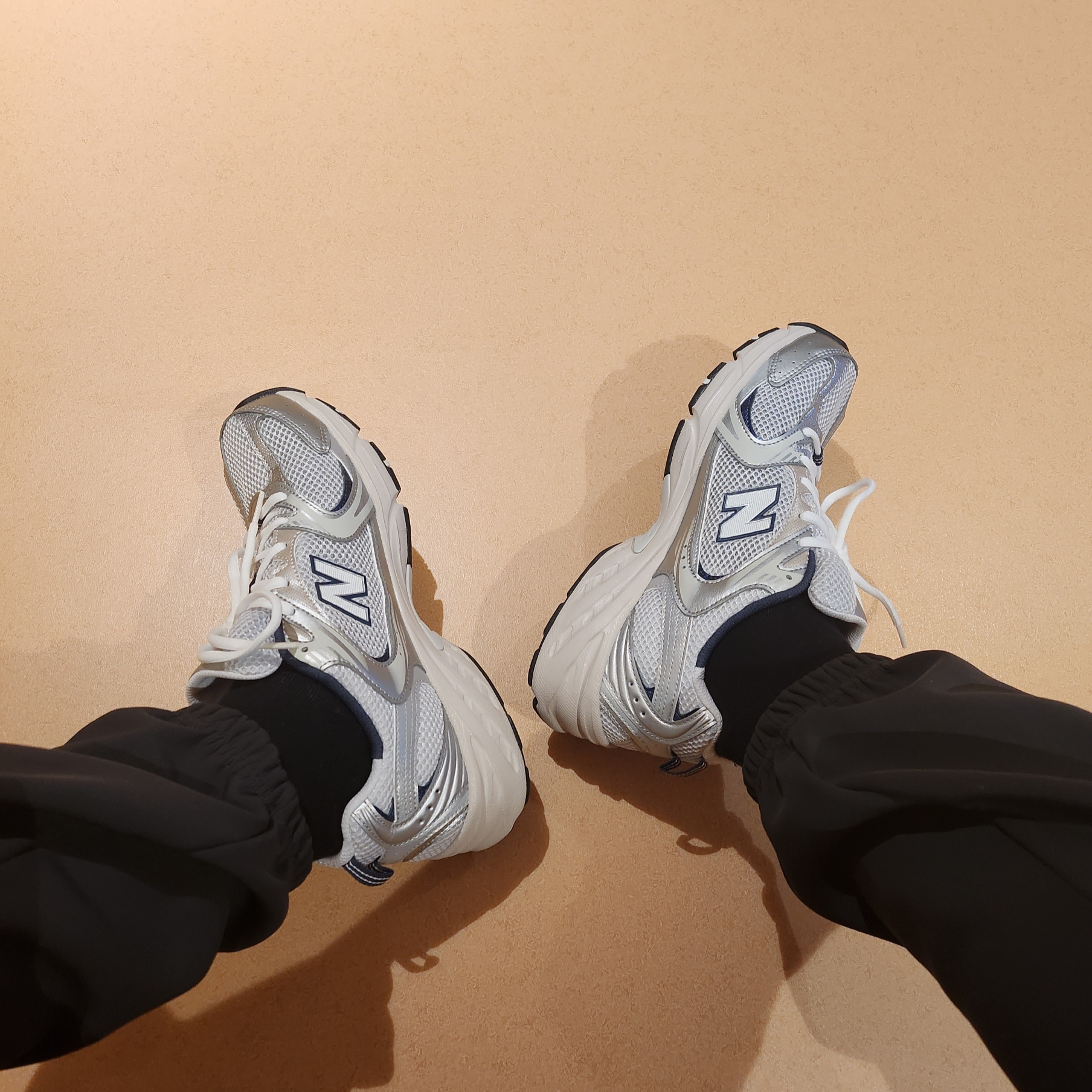 New Balance 530 Steel Grey 착용 스타일