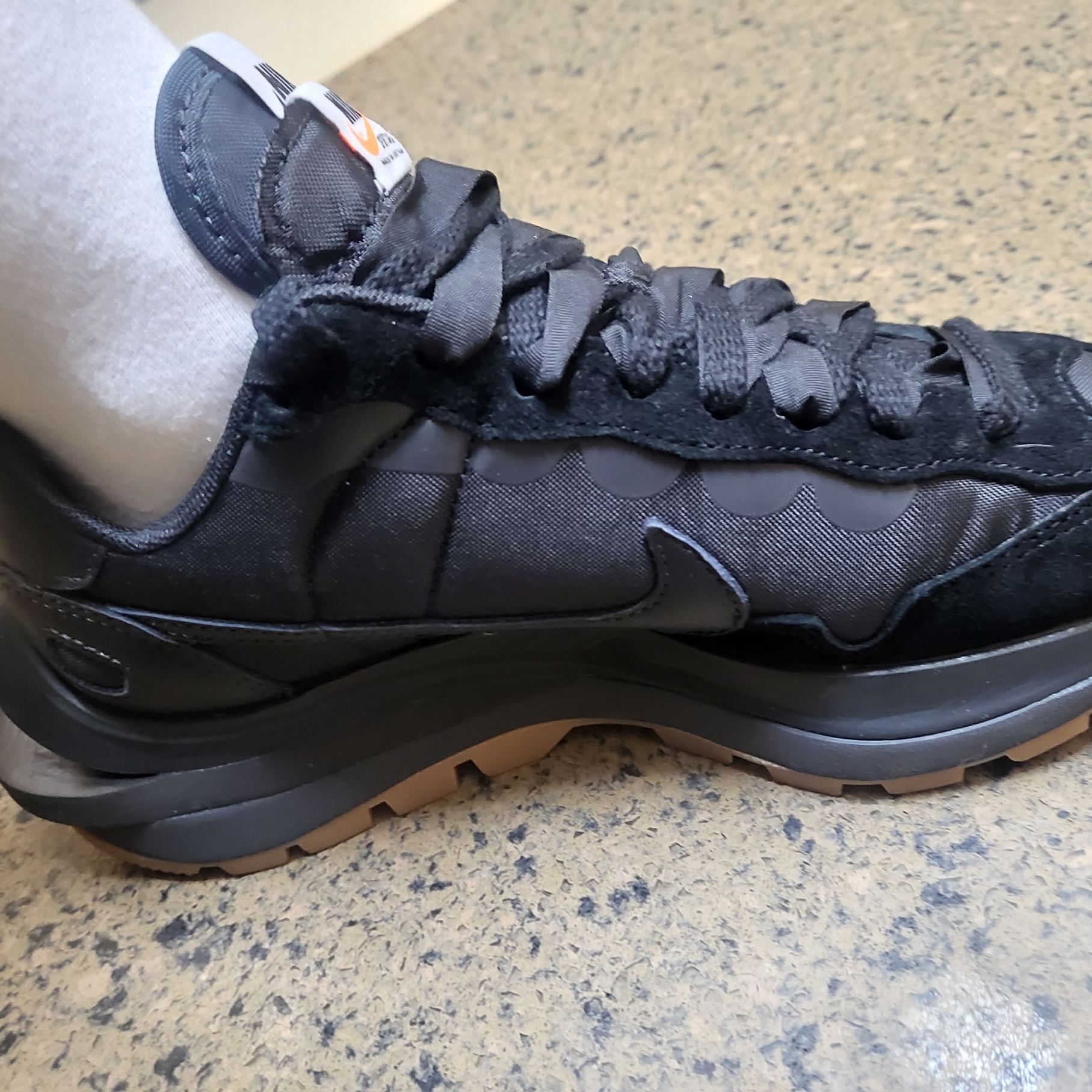 Nike x Sacai VaporWaffle Black and Gum 착용 스타일 - 3