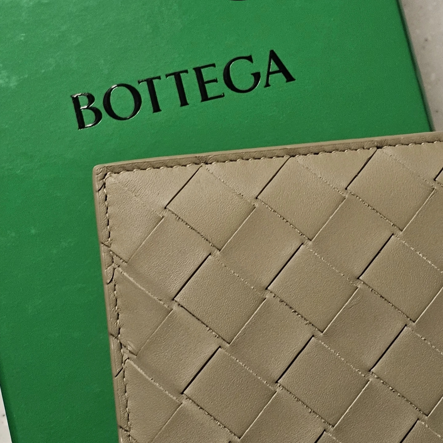 Bottega Veneta Intrecciato Bi-Fold Wallet Travertine 착용 스타일