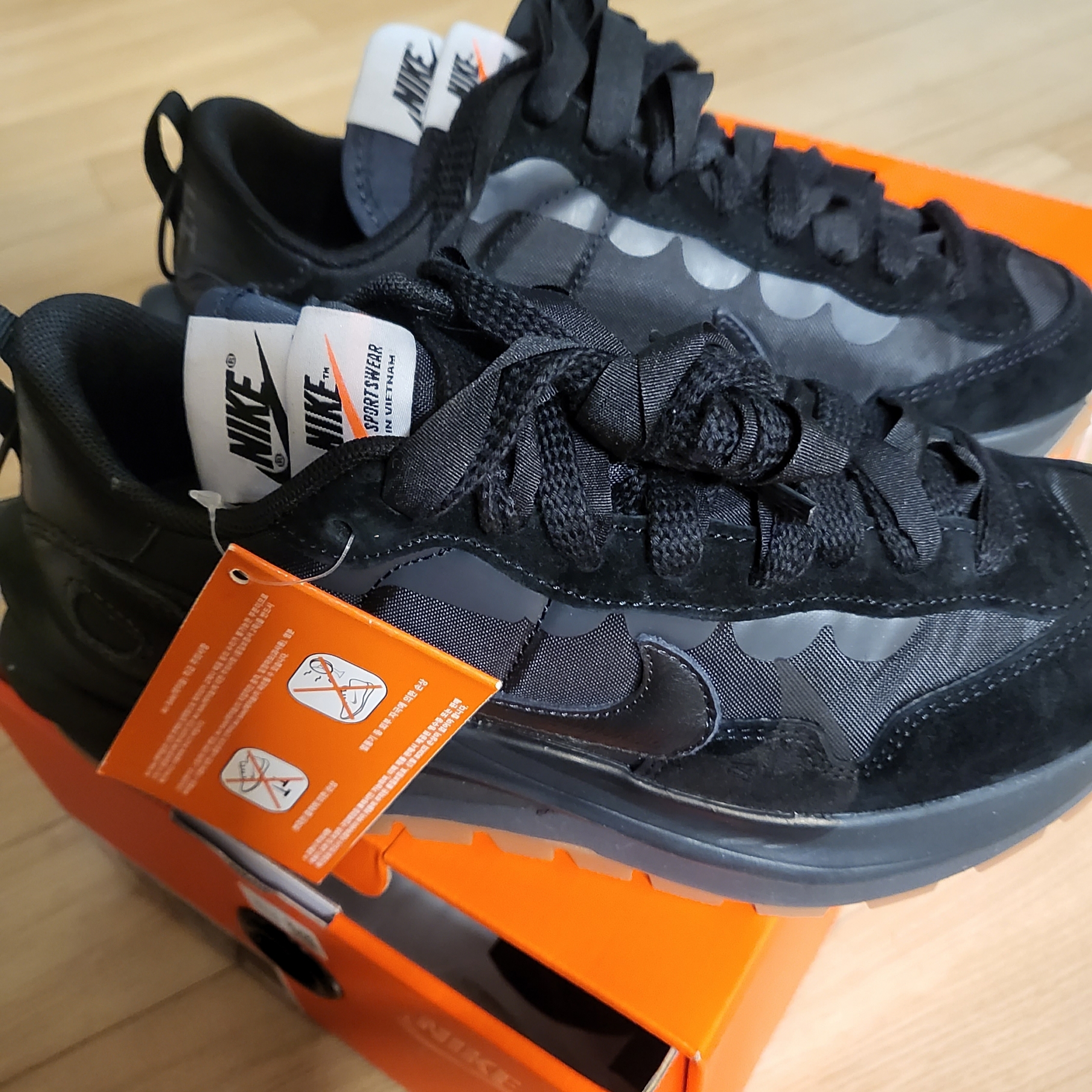 Nike x Sacai VaporWaffle Black and Gum 착용 스타일 - 1