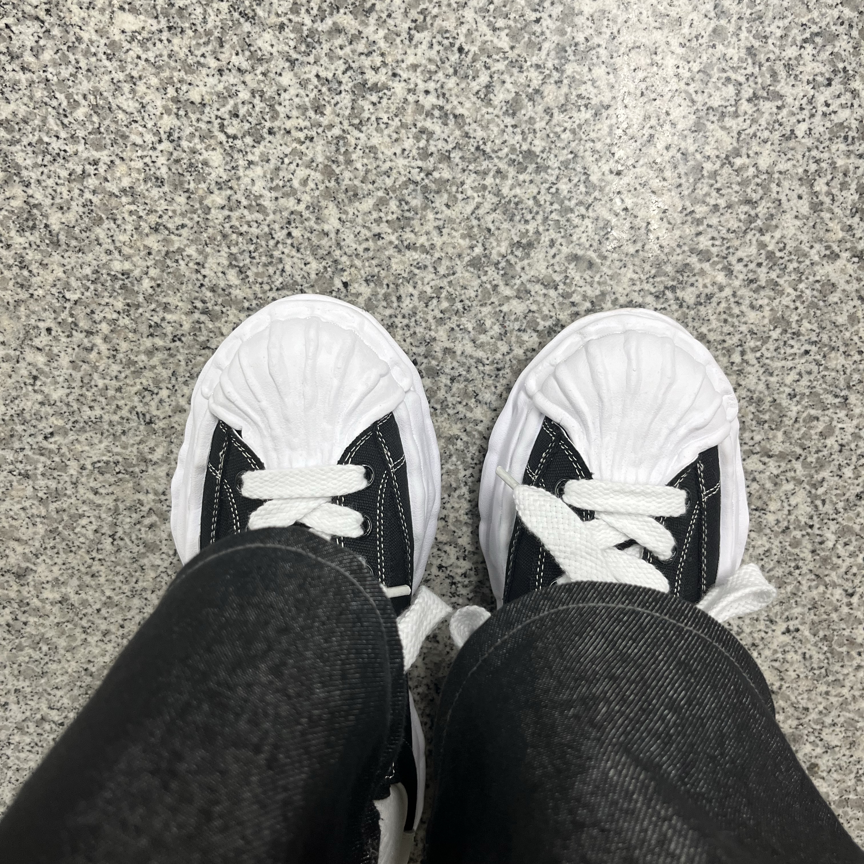 Maison Mihara Yasuhiro Blakey OG Sole Canvas Low-top Sneakers Black White 착용 스타일 - 2