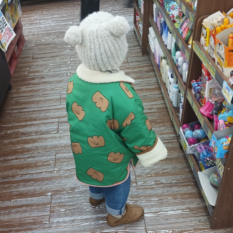 (Kids) UGG Classic Ultra Mini Boots Chestnut 착용 스타일