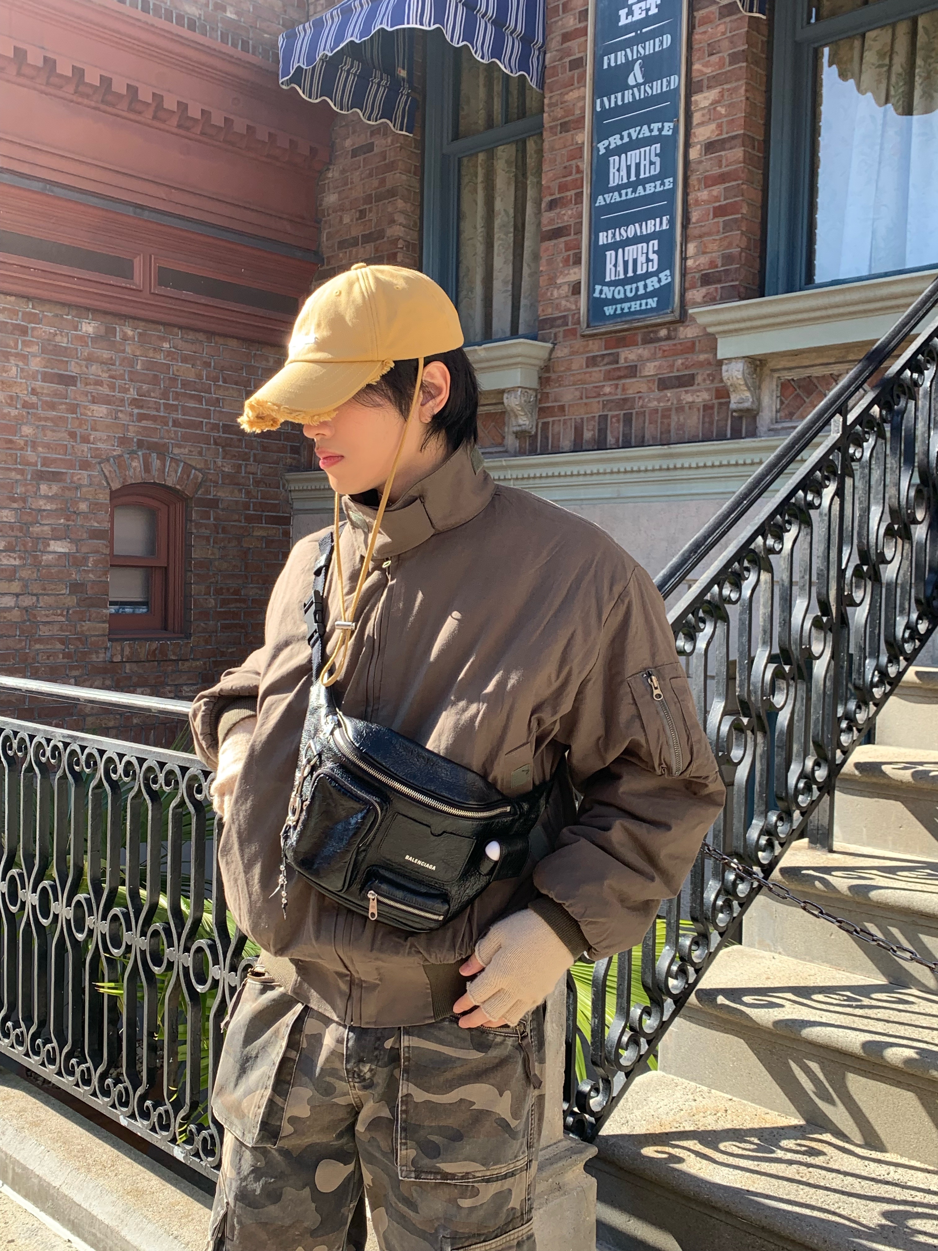 Balenciaga Superbusy Beltpack Black, Jacquemus La Casquette Artichaut Fringe Baseball Cap Beige 착용 스타일 - 10