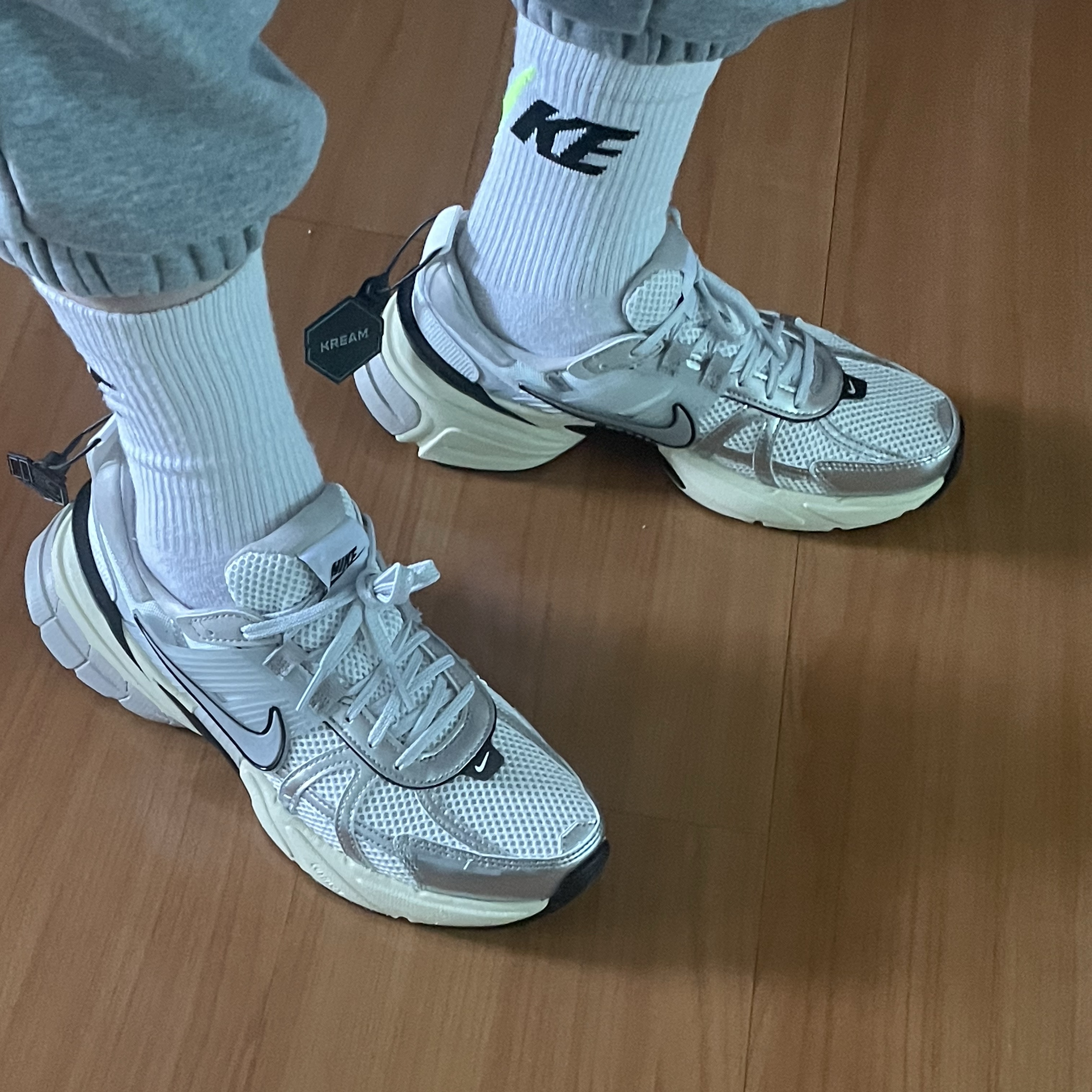 Nike V2K Run Summit White Metallic Silver 착용 스타일 - 1