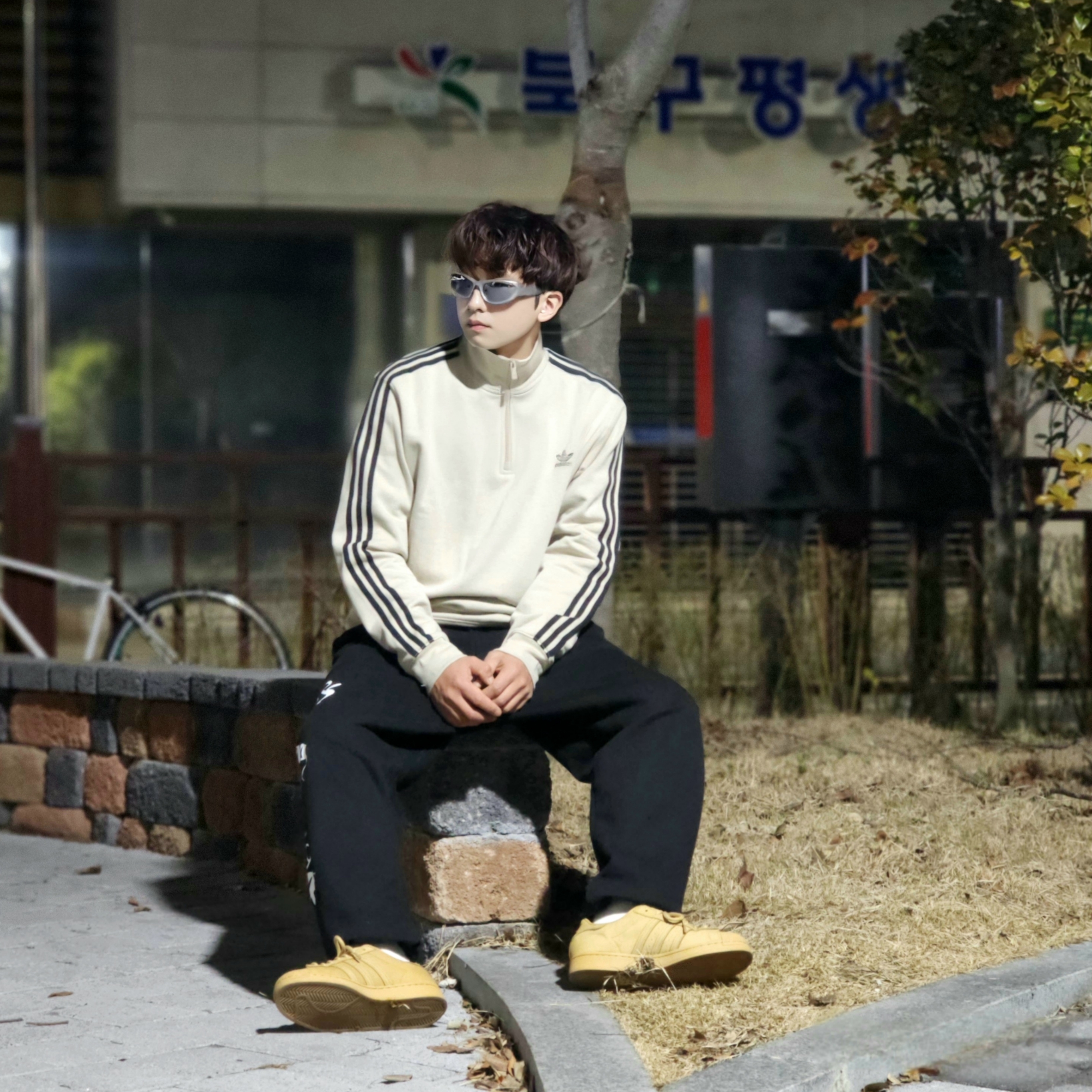 Adidas Superstar Golden Beige 착용 스타일 - 1