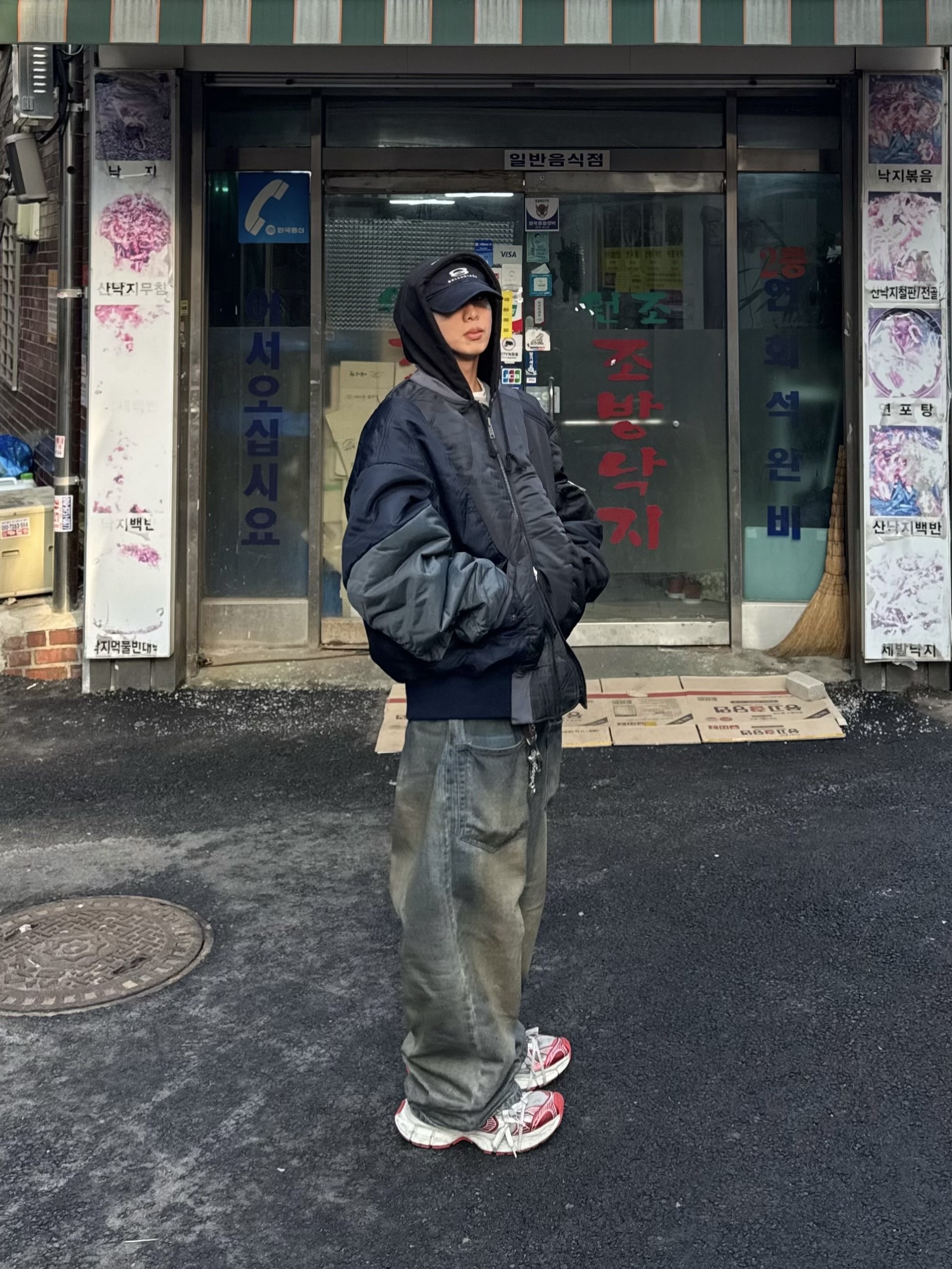 Balenciaga Unity Snowboard Cap Navy Blue, Project G/R Unbalanced Reworked Bomber Jacket Black 착용 스타일 - 1