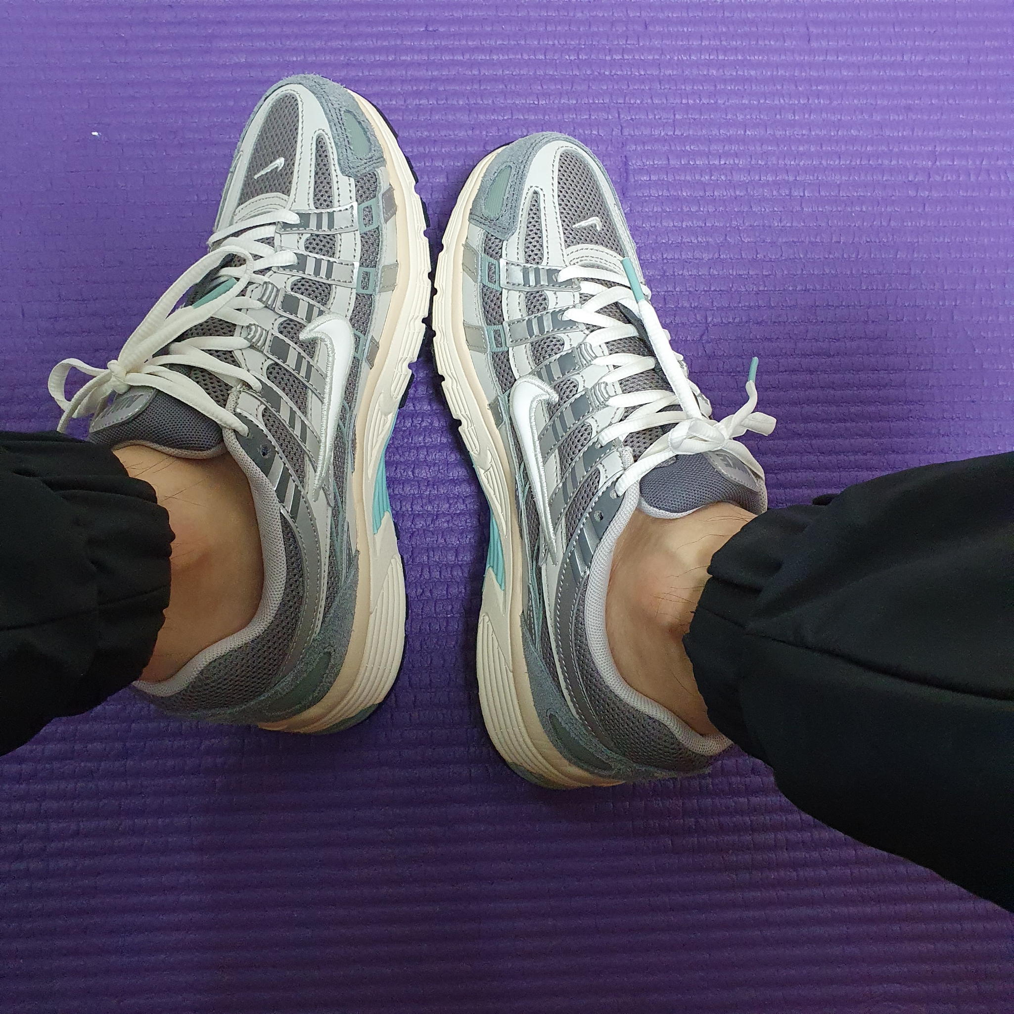 Nike P-6000 Flat Pewter Light Iron Ore 착용 스타일