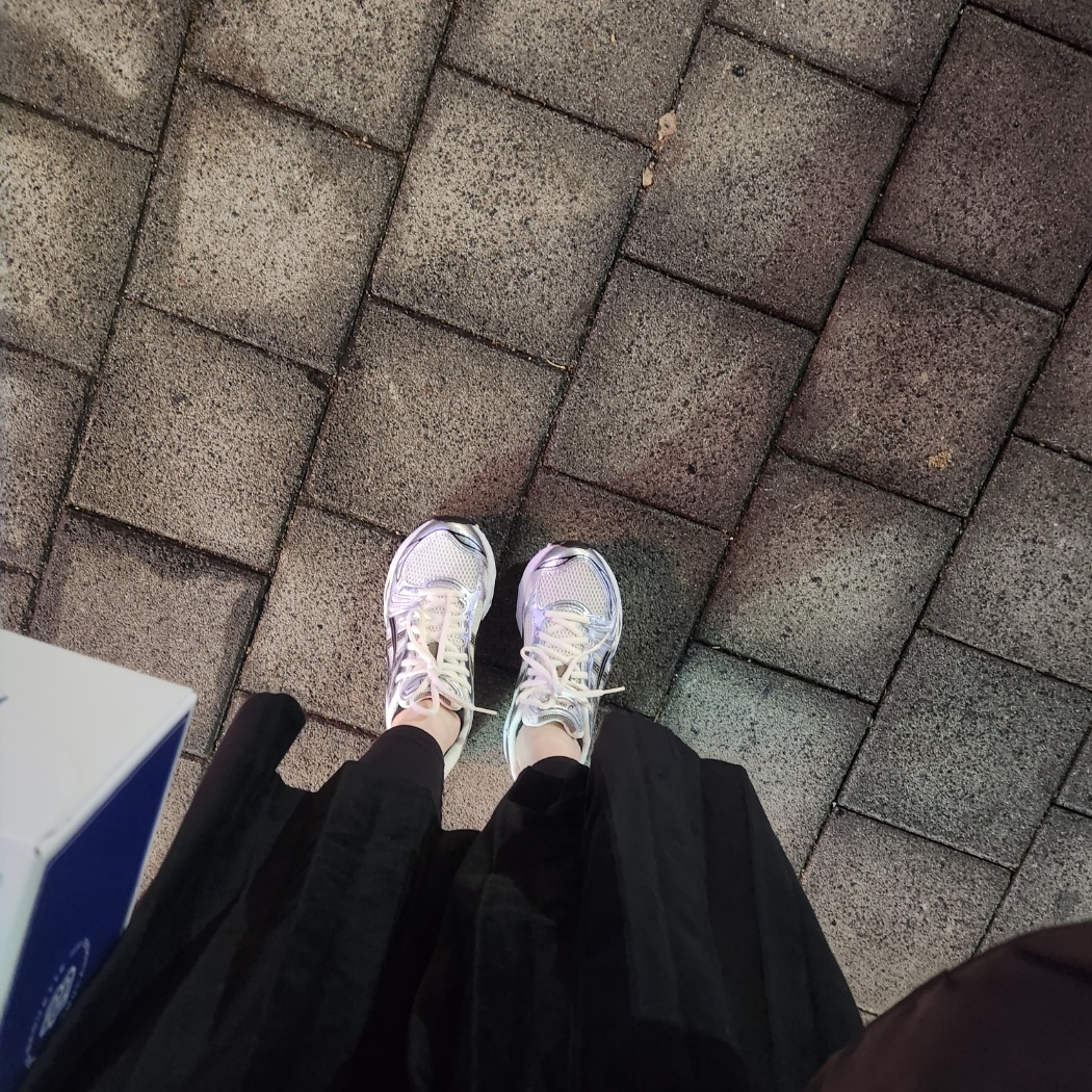 Asics Gel-Kayano 14 Cream Black 착용 스타일