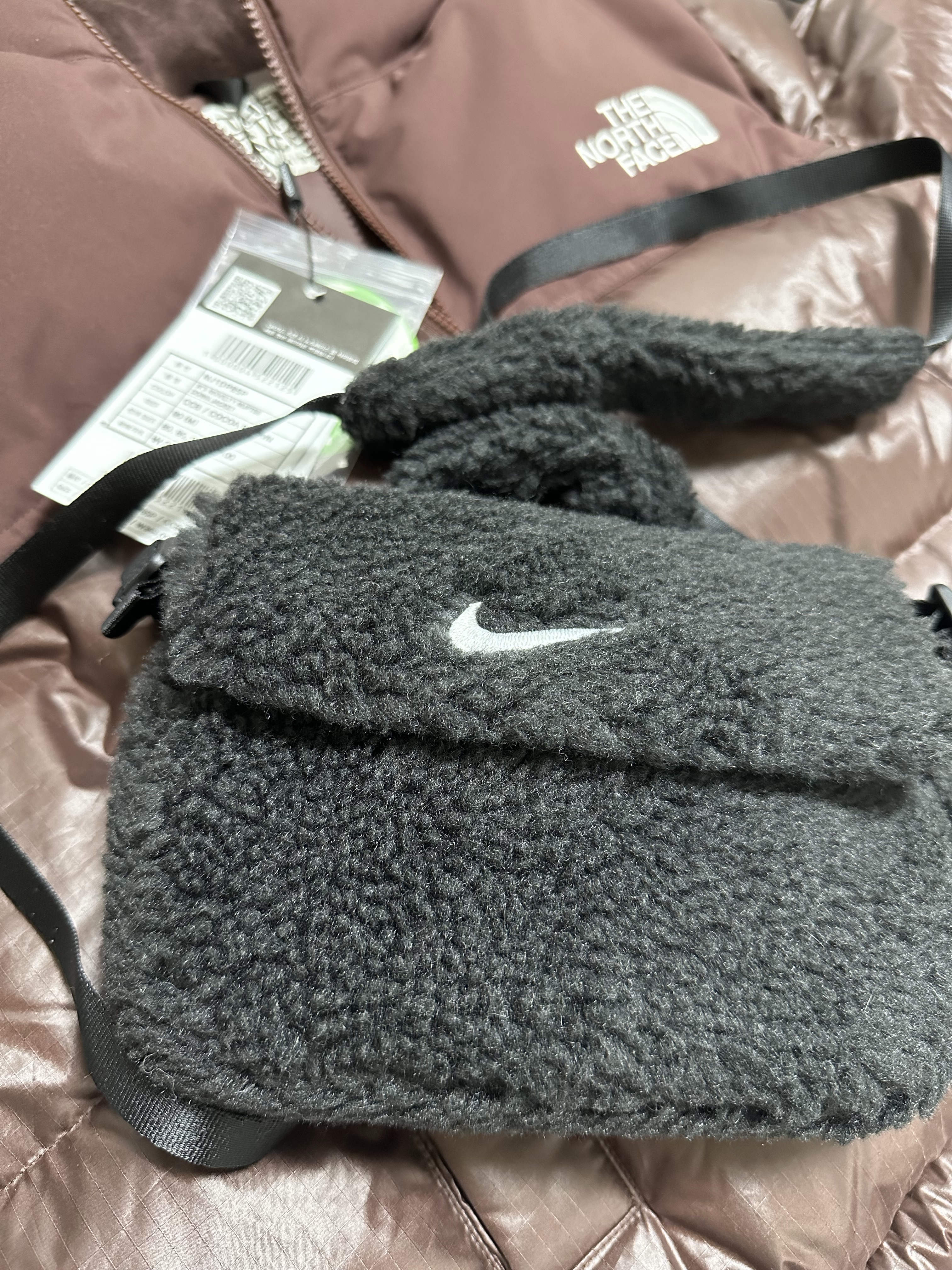 (Kids) Nike NSW Faux Fur Crossbody Bag Black 착용 스타일