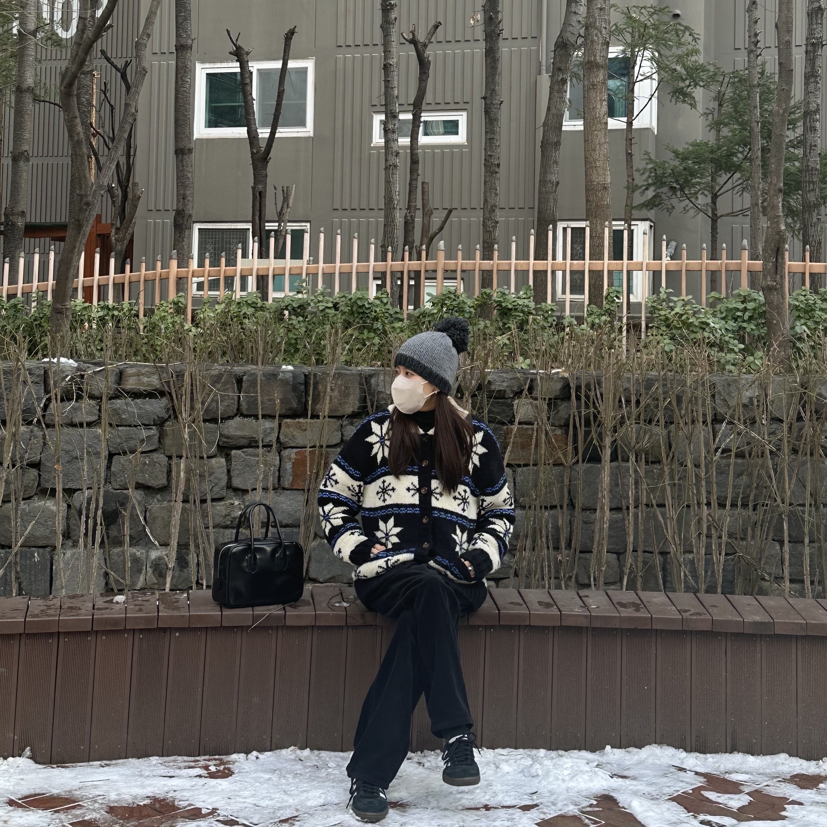 Adidas Spezial Handball Core Black, Greenbutter Women Snowflake Alpaca Cowichan Cardigan Black 착용 스타일 - 2