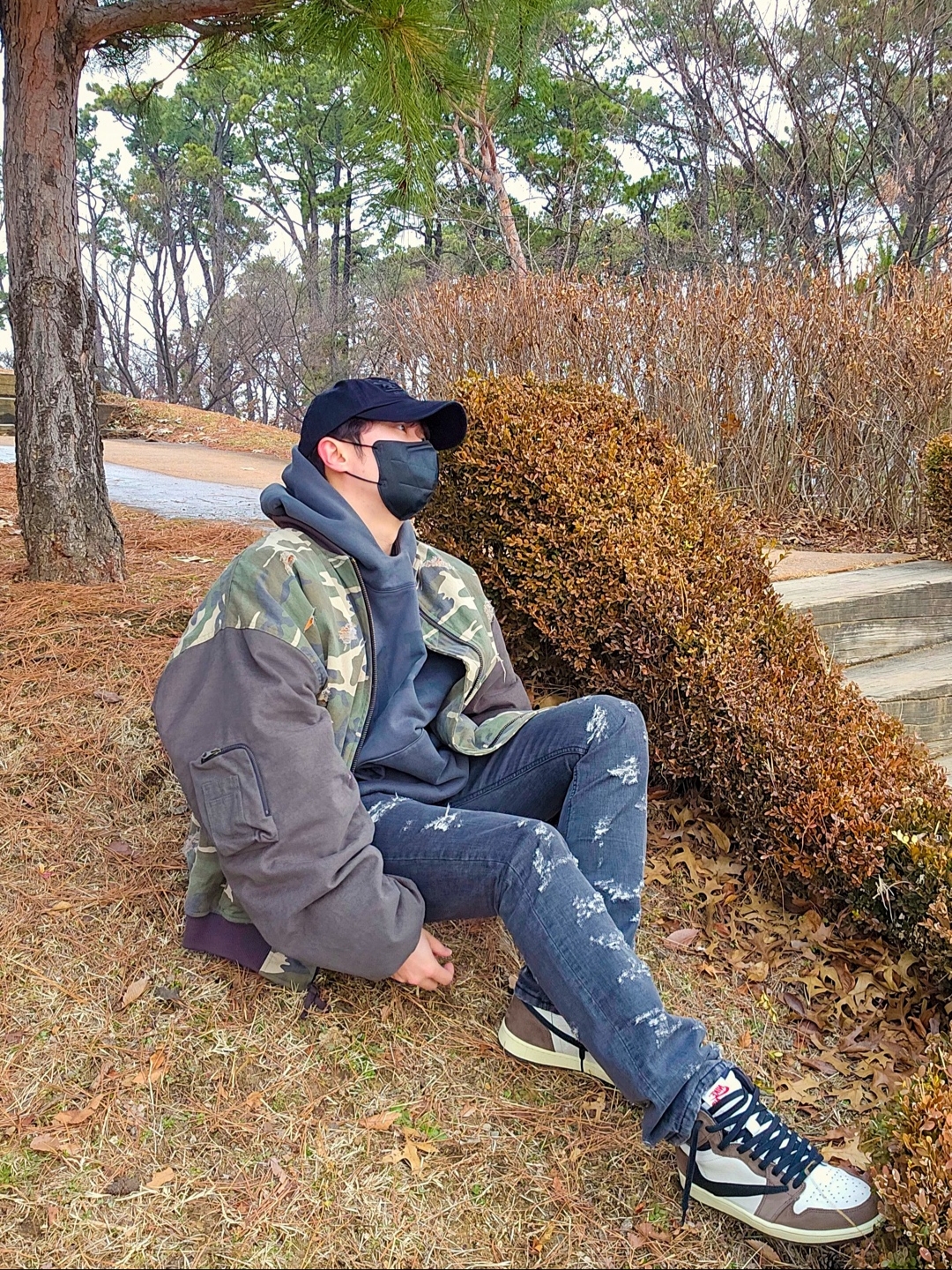 Jordan 1 x Travis Scott Retro High OG SP Mocha, Yeezy Gap Engineered By Balenciaga Dove Hoodie Black 착용 스타일 - 4