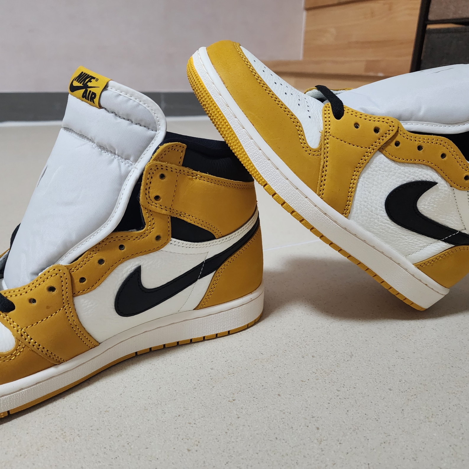 Jordan 1 Retro High OG Yellow Ochre 착용 스타일 - 1