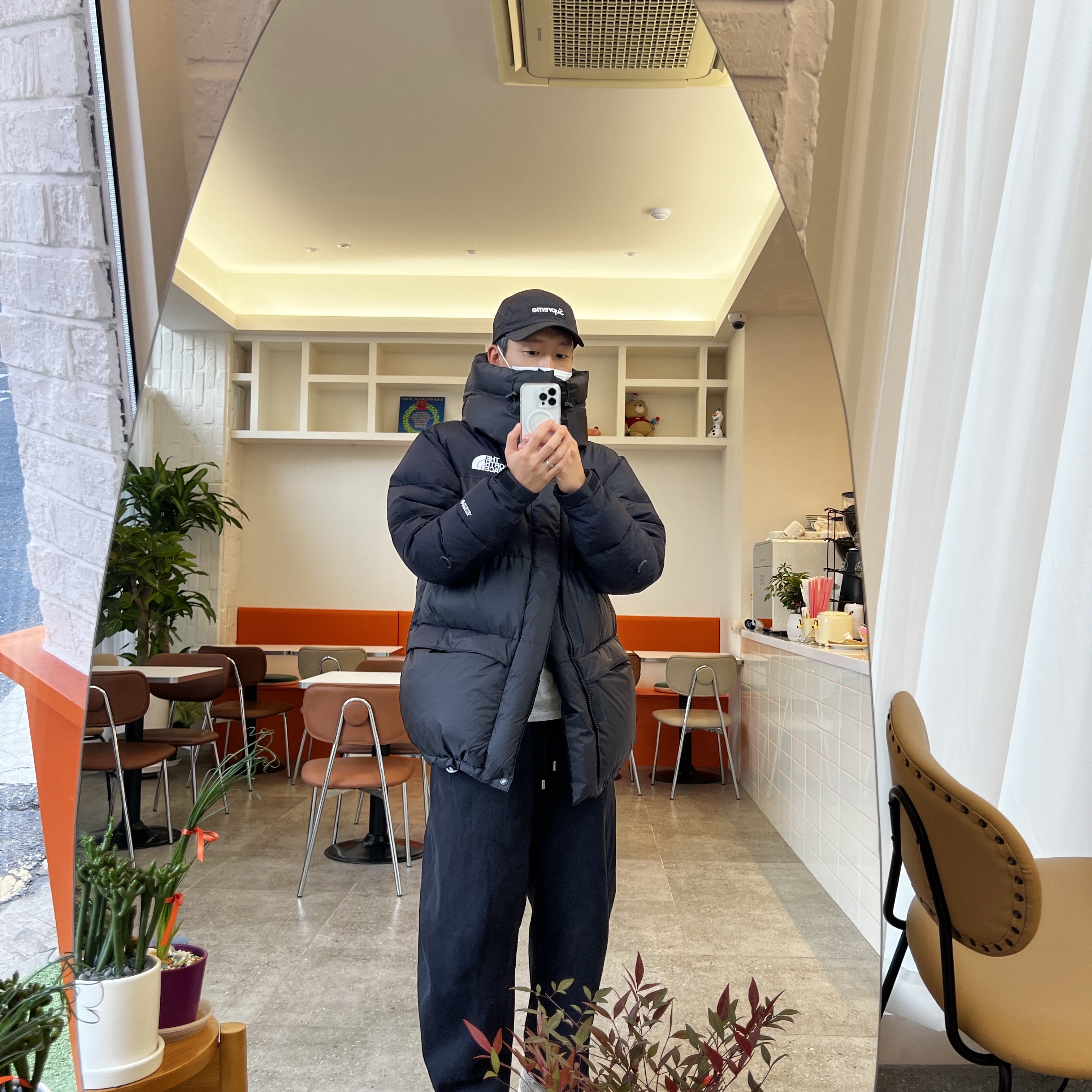 노스페이스 힘 다운 파카 블랙, 자라 x 아더에러 조거 팬츠 블랙 착용 스타일