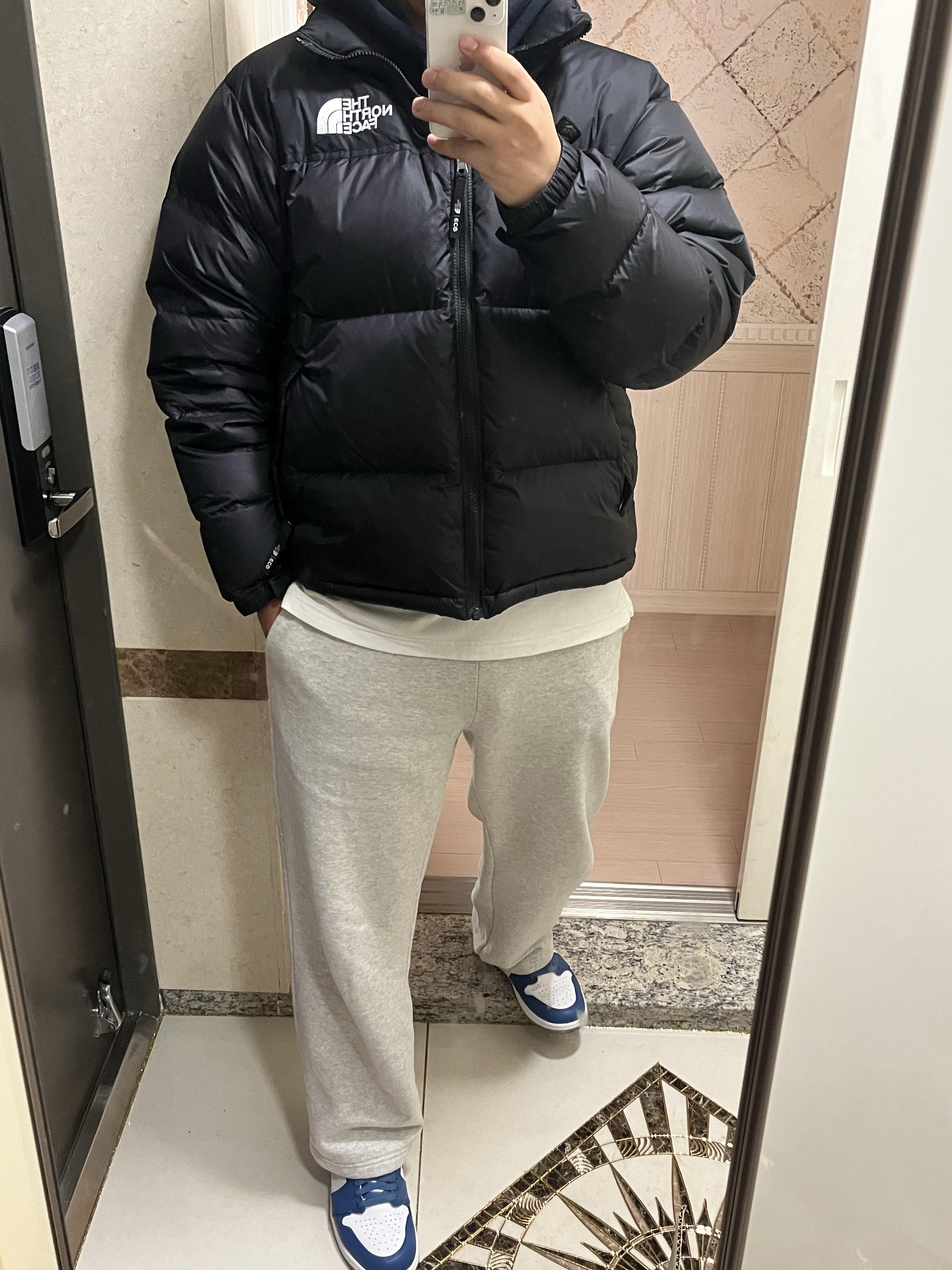 Jordan 1 Retro High OG True Blue, The North Face 1996 Eco Nuptse Jacket Black 착용 스타일