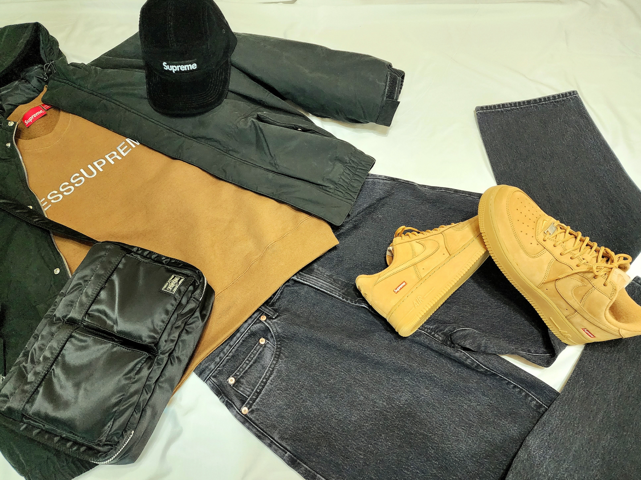 Supreme x Bless Crewneck Olive Brown - 23FW, Supreme Corduroy Camp Cap Grey - 23FW 착용 스타일 - 4
