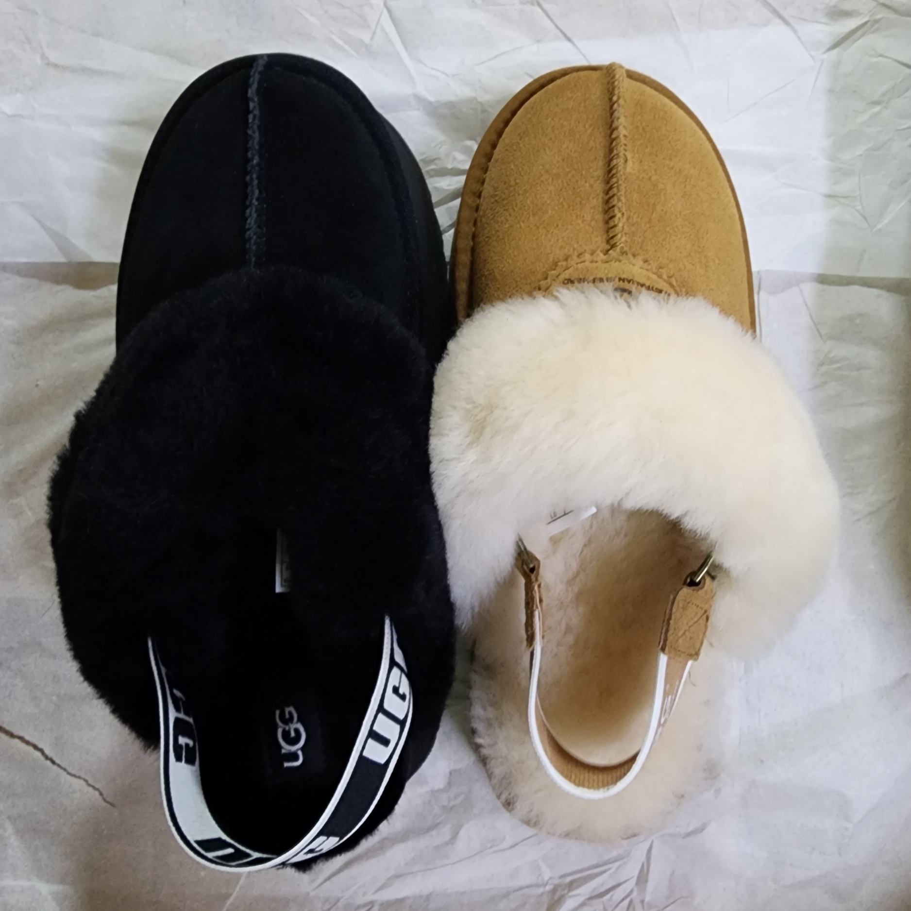 (W) UGG Funkette Slides Black 착용 스타일 - 2