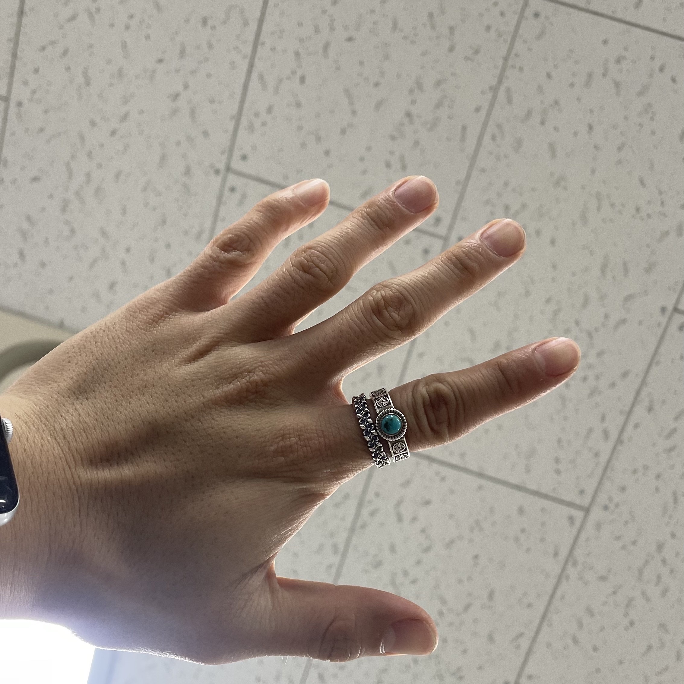 Scudo Lily Layered Ring 착용 스타일