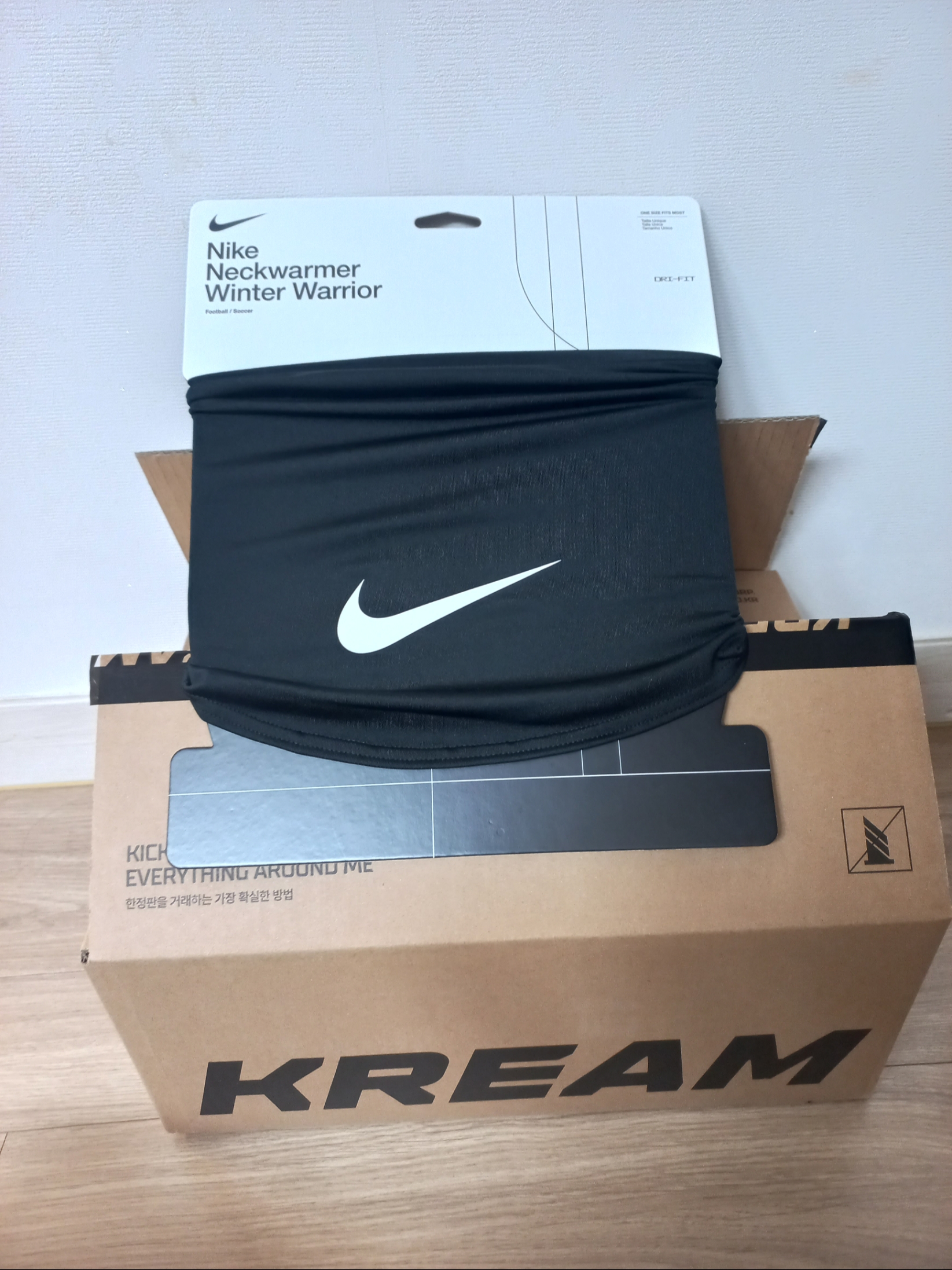 Nike Winter Warrior Dri-Fit Global Football Neck Warmer Black 착용 스타일